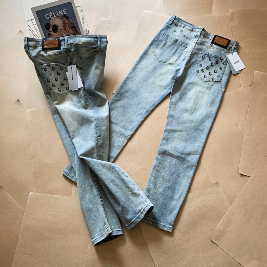 Jean Dior Bleu Clair avec Logo Brodé – Élégance et Confort Quotidien