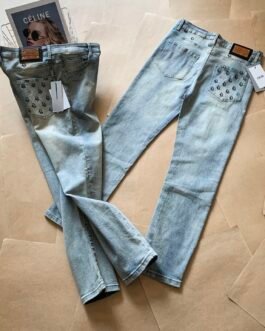 Jean Dior Bleu Clair avec Logo Brodé – Élégance et Confort Quotidien