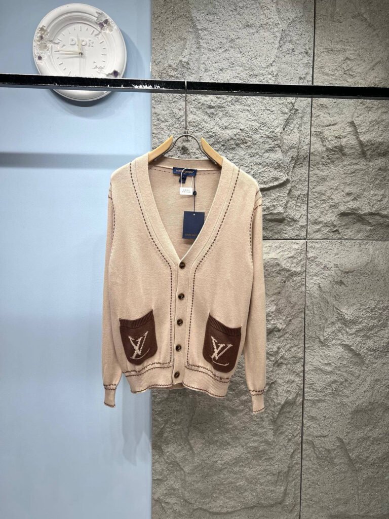 Cardigan Louis Vuitton en laine cachemire Monogram élégant et sophistiqué