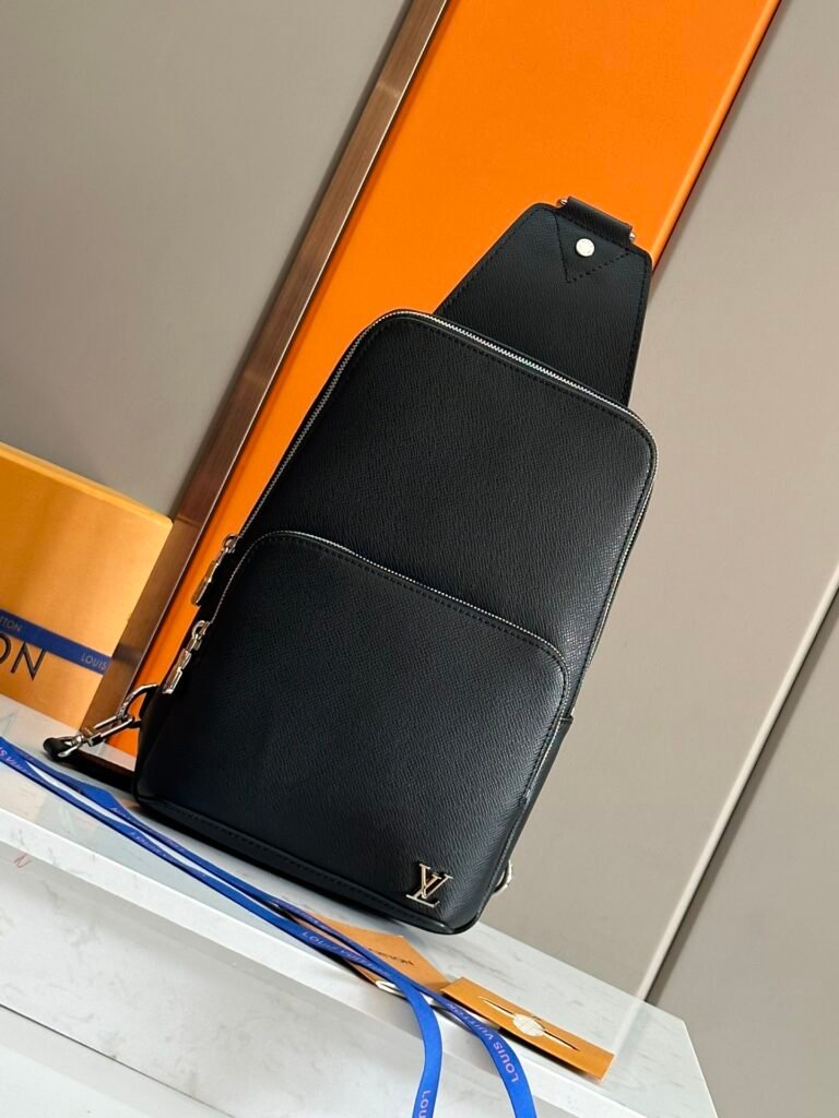 Sac Louis Vuitton Avenue Slingbag en cuir Taiga noir - Élégance et durabilité