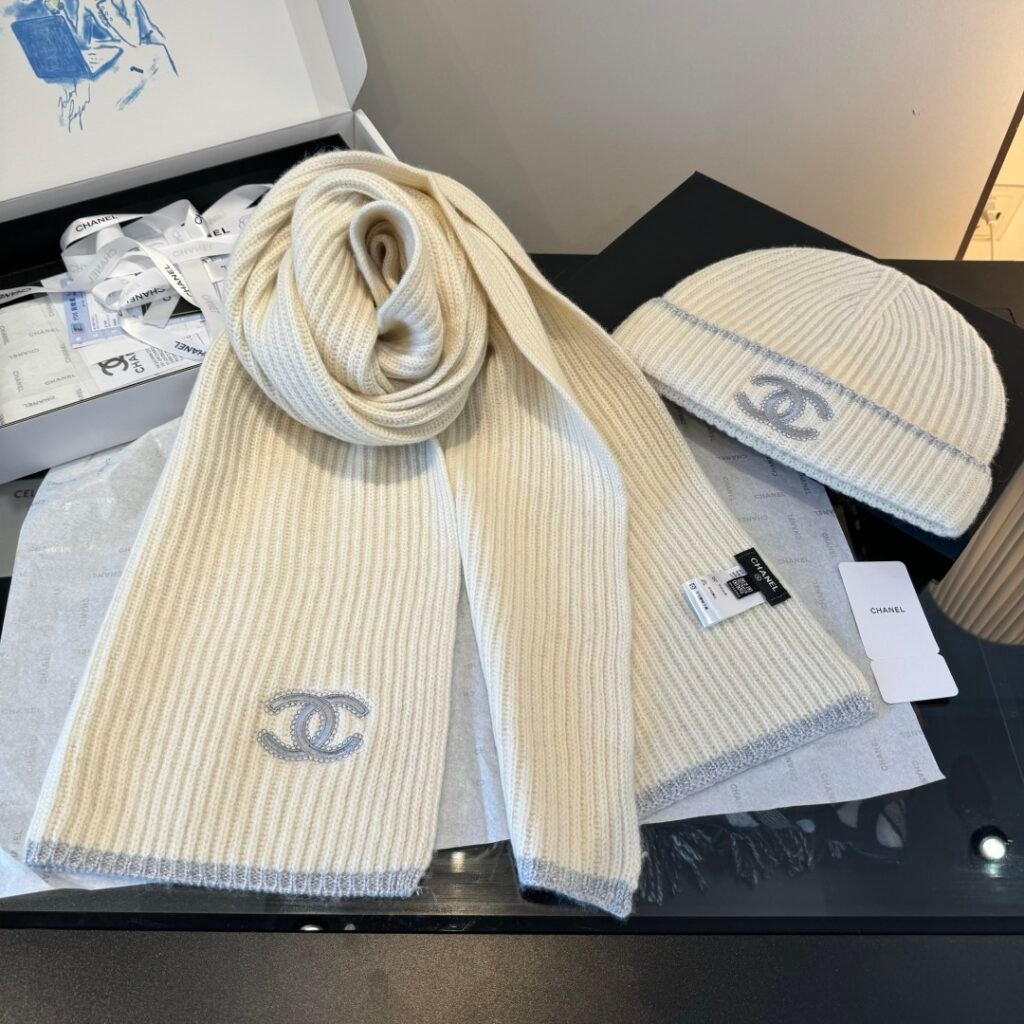Ensemble bonnet et écharpe Chanel, luxe et élégance intemporelle