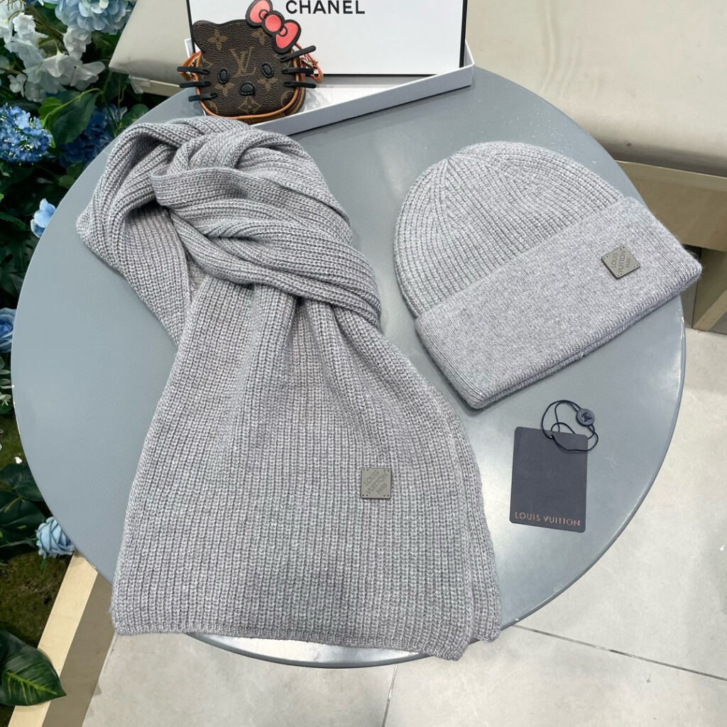 Ensemble bonnet et écharpe Louis Vuitton, luxe chaud et élégance