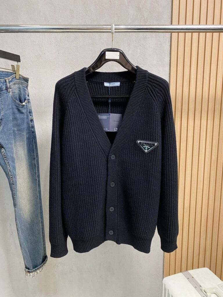 Gilet Prada noir homme — Élégance intemporelle et confort optimal