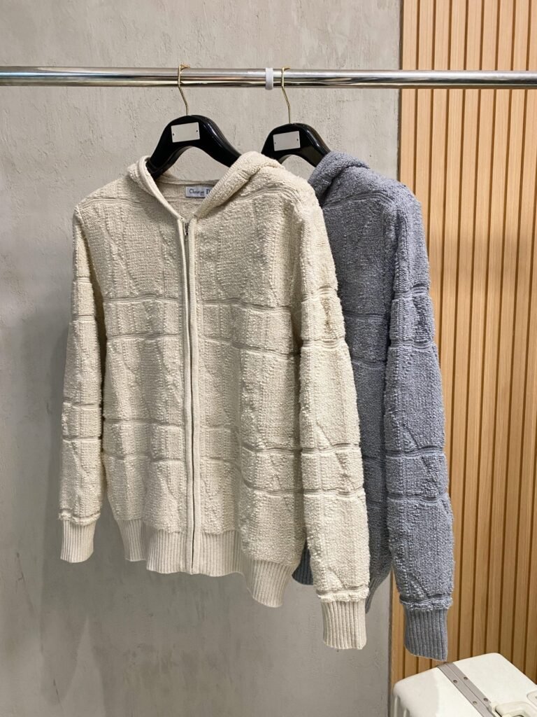 Gilet Dior gris élégant pour un style sophistiqué et confort ultime