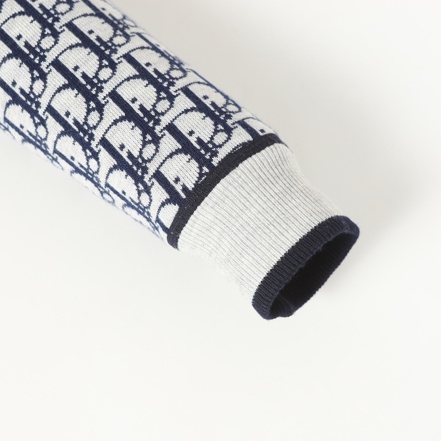 Gilet Dior Élégance Intemporelle En Vogue pour un Style Raffiné – Image 4