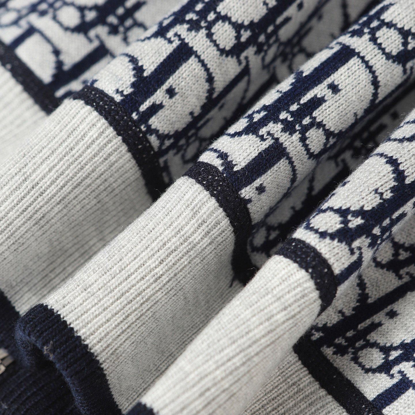 Gilet Dior Élégance Intemporelle En Vogue pour un Style Raffiné – Image 6