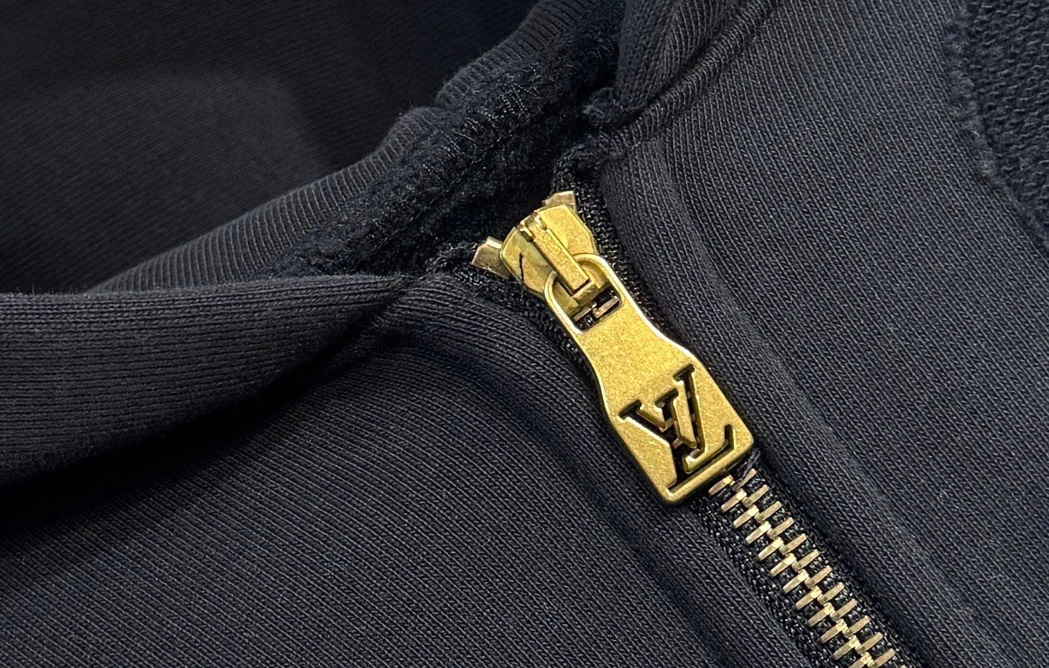 Gilet Louis Vuitton en Tissu Haut de Gamme - Élégance et Confort – Image 5