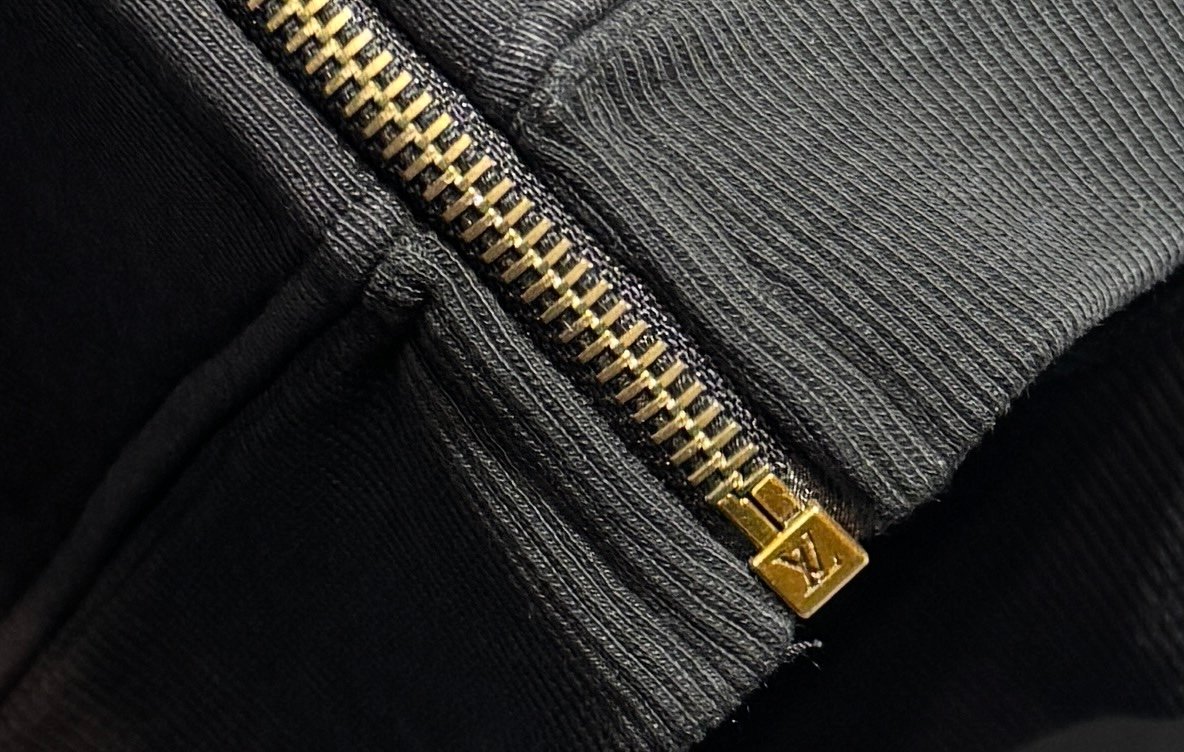 Gilet Louis Vuitton en Tissu Haut de Gamme - Élégance et Confort – Image 9