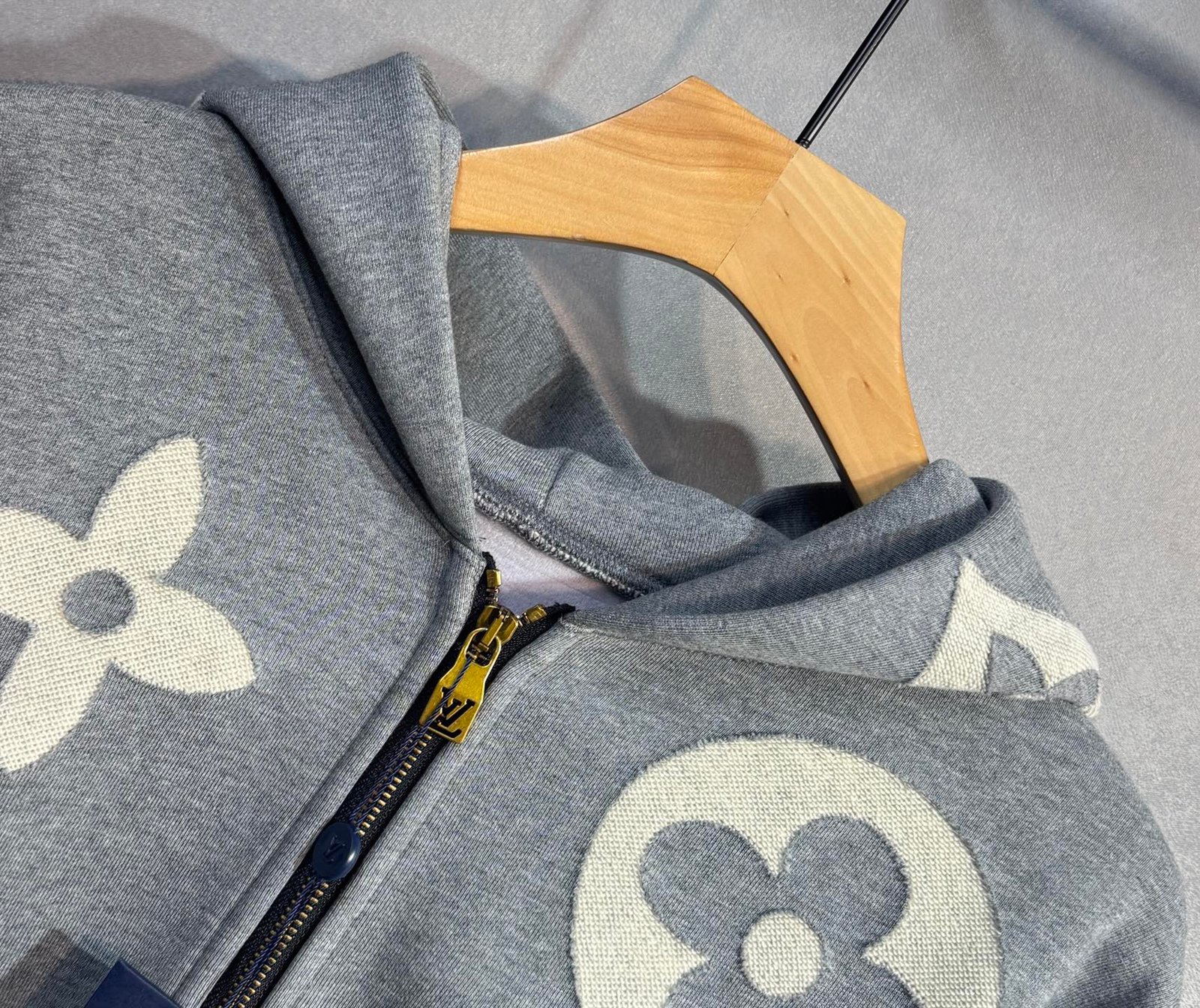 Gilet Louis Vuitton en Tissu Haut de Gamme - Élégance et Confort – Image 12