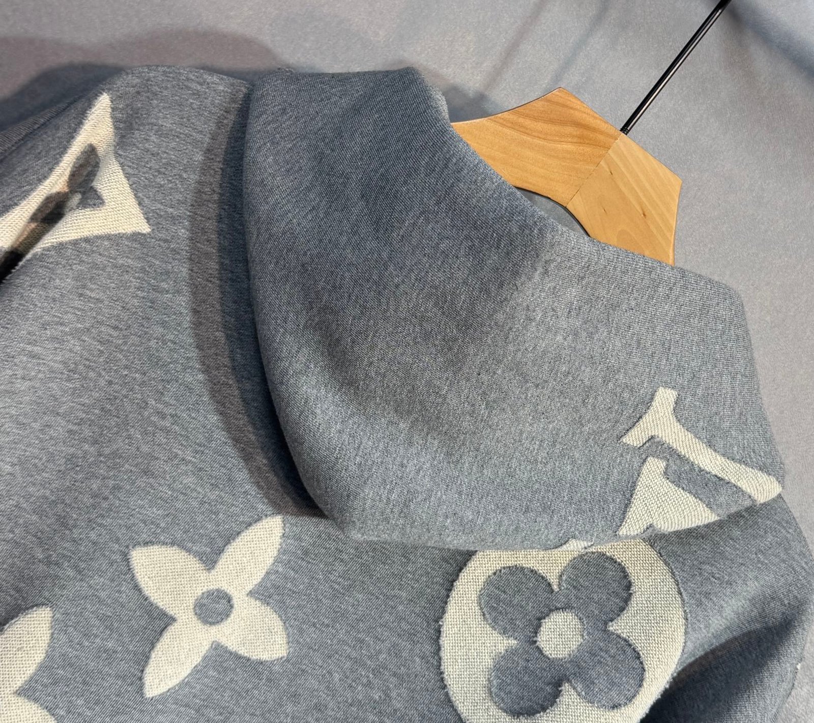 Gilet Louis Vuitton en Tissu Haut de Gamme - Élégance et Confort – Image 14