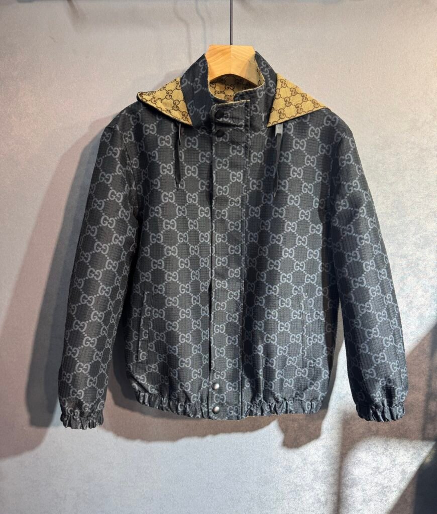 Veste Gucci Réversible Noire et Beige, Élégance Polyvalente