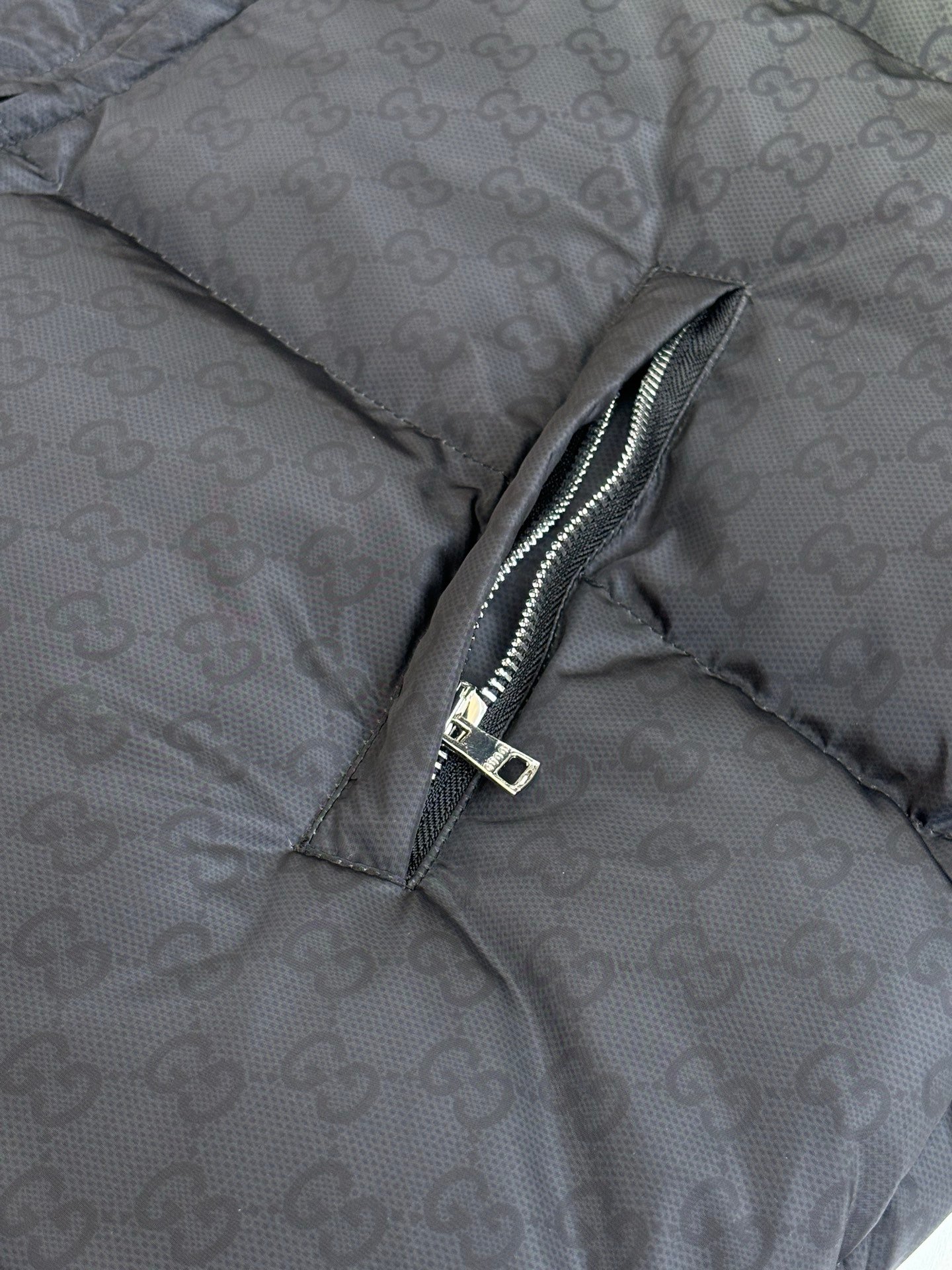 Doudoune Gucci Élégante en Tissu Résistant, Chaleur et Style Luxe – Image 8