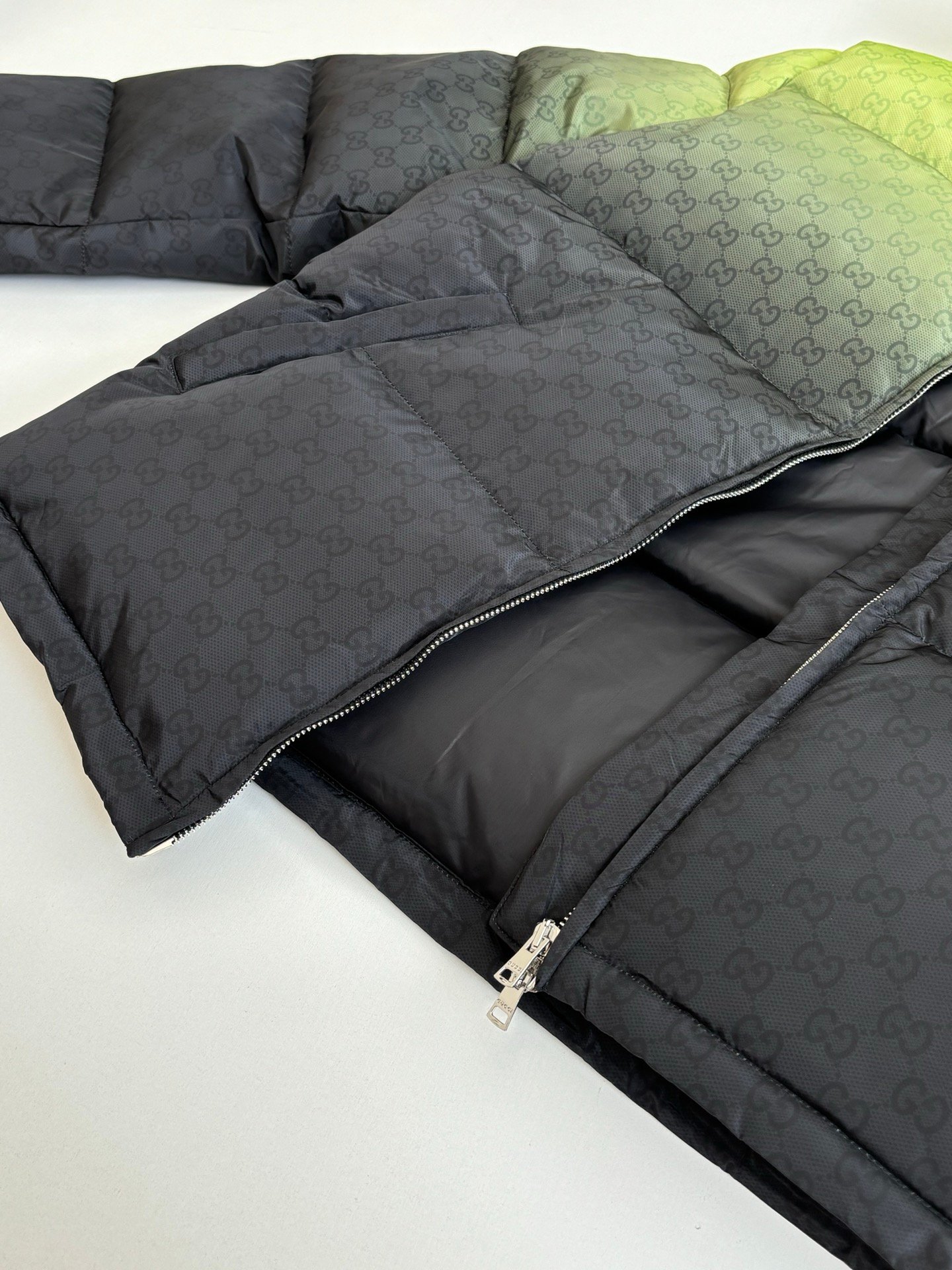 Doudoune Gucci Élégante en Tissu Résistant, Chaleur et Style Luxe – Image 9