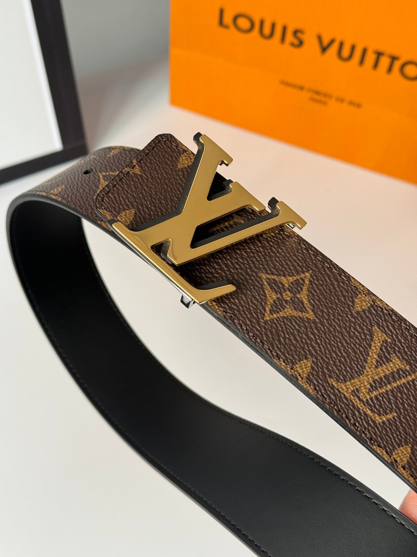 Ceinture Louis Vuitton élégante en cuir durable, tailles 80-120 cm – Image 2