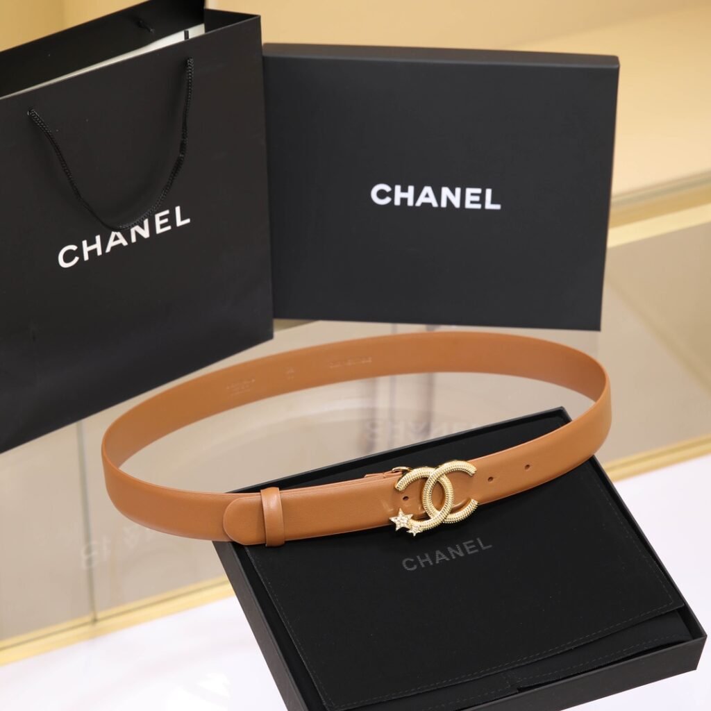 Ceinture Chanel en cuir de vachette , taille 80-120 cm, couleurs élégantes