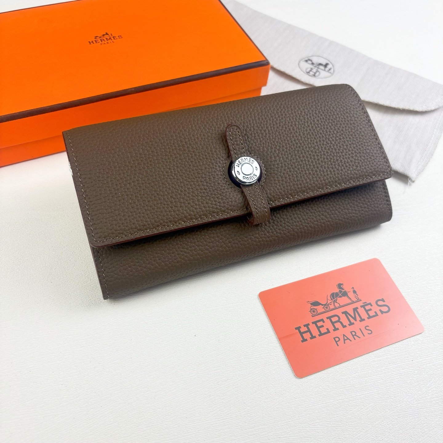 Porte-feuille Hermès en cuir luxe, compact et sécurisé multicolore – Image 2