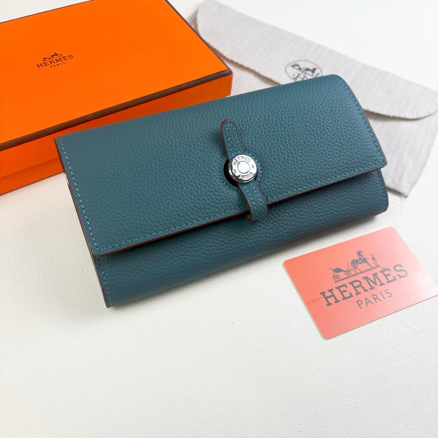 Porte-feuille Hermès en cuir luxe, compact et sécurisé multicolore – Image 5