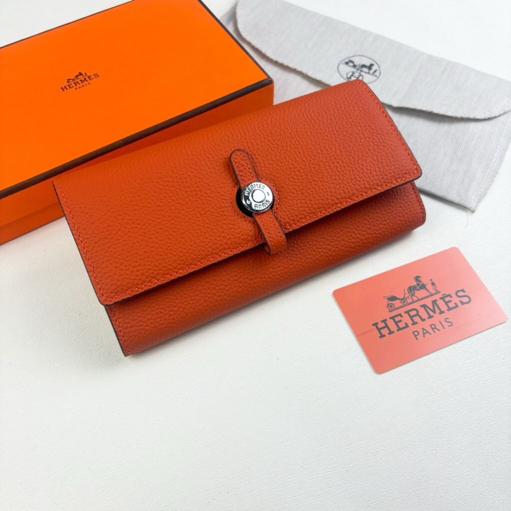 Porte-feuille Hermès en cuir luxe, compact et sécurisé multicolore