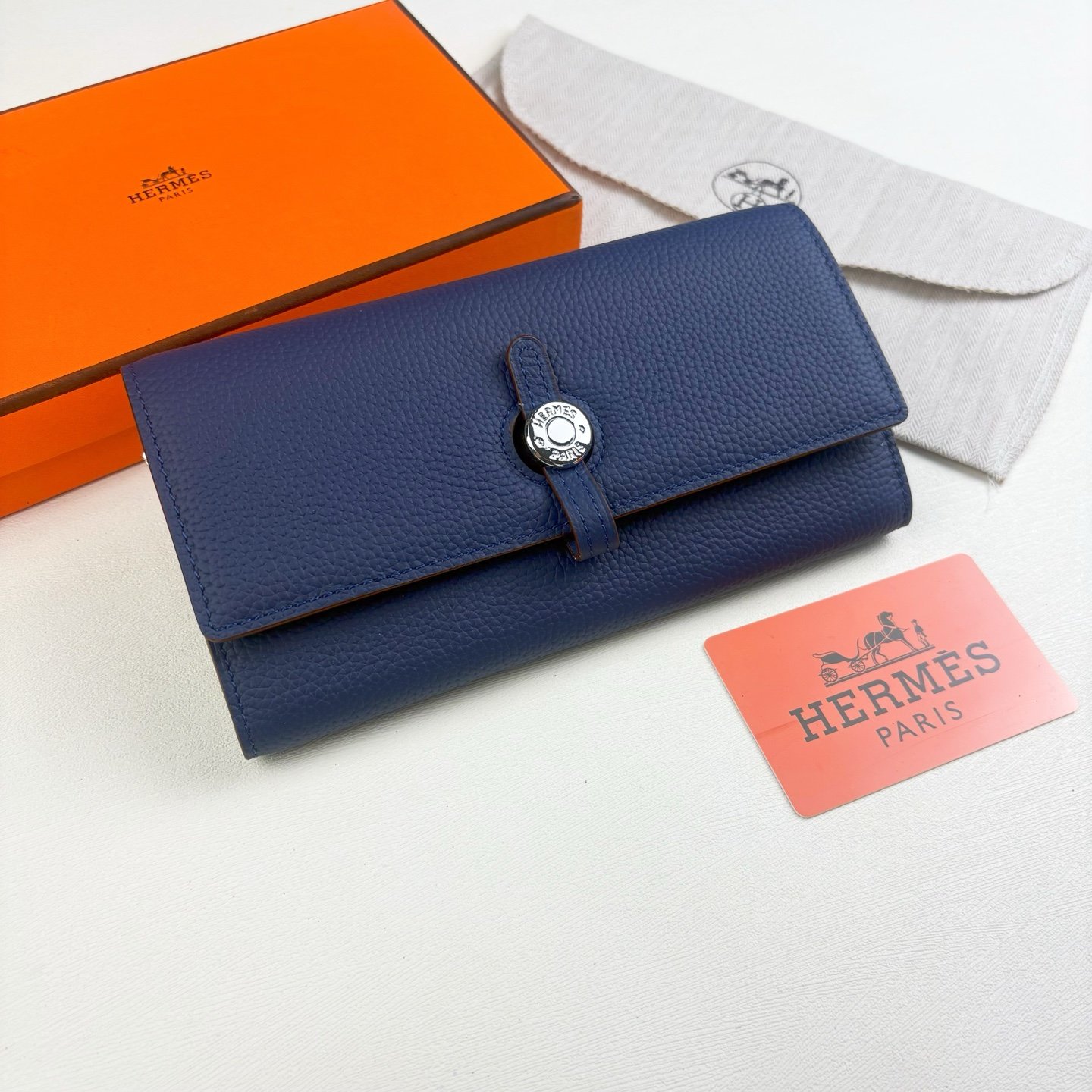 Porte-feuille Hermès en cuir luxe, compact et sécurisé multicolore – Image 7
