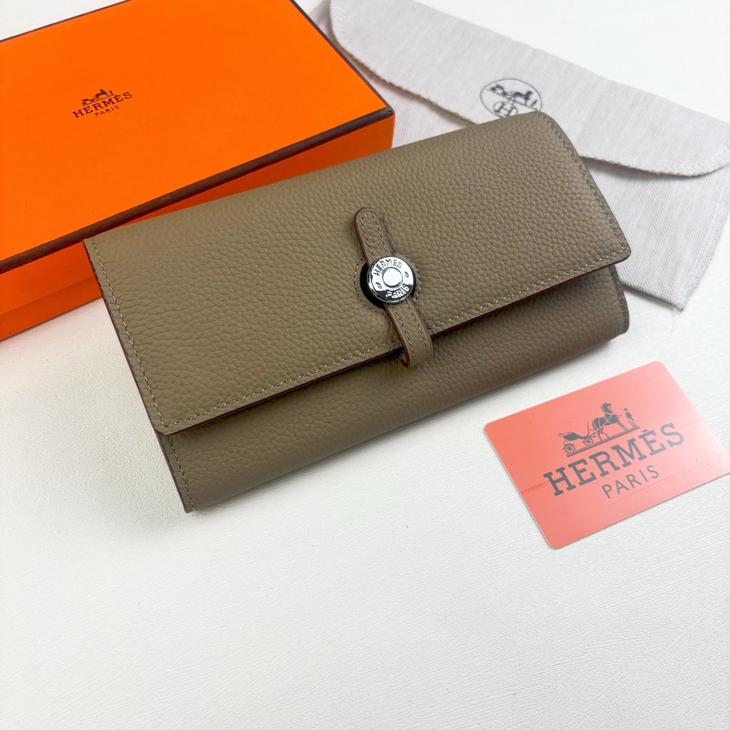 Porte-feuille Hermès en cuir luxe, compact et sécurisé multicolore – Image 8