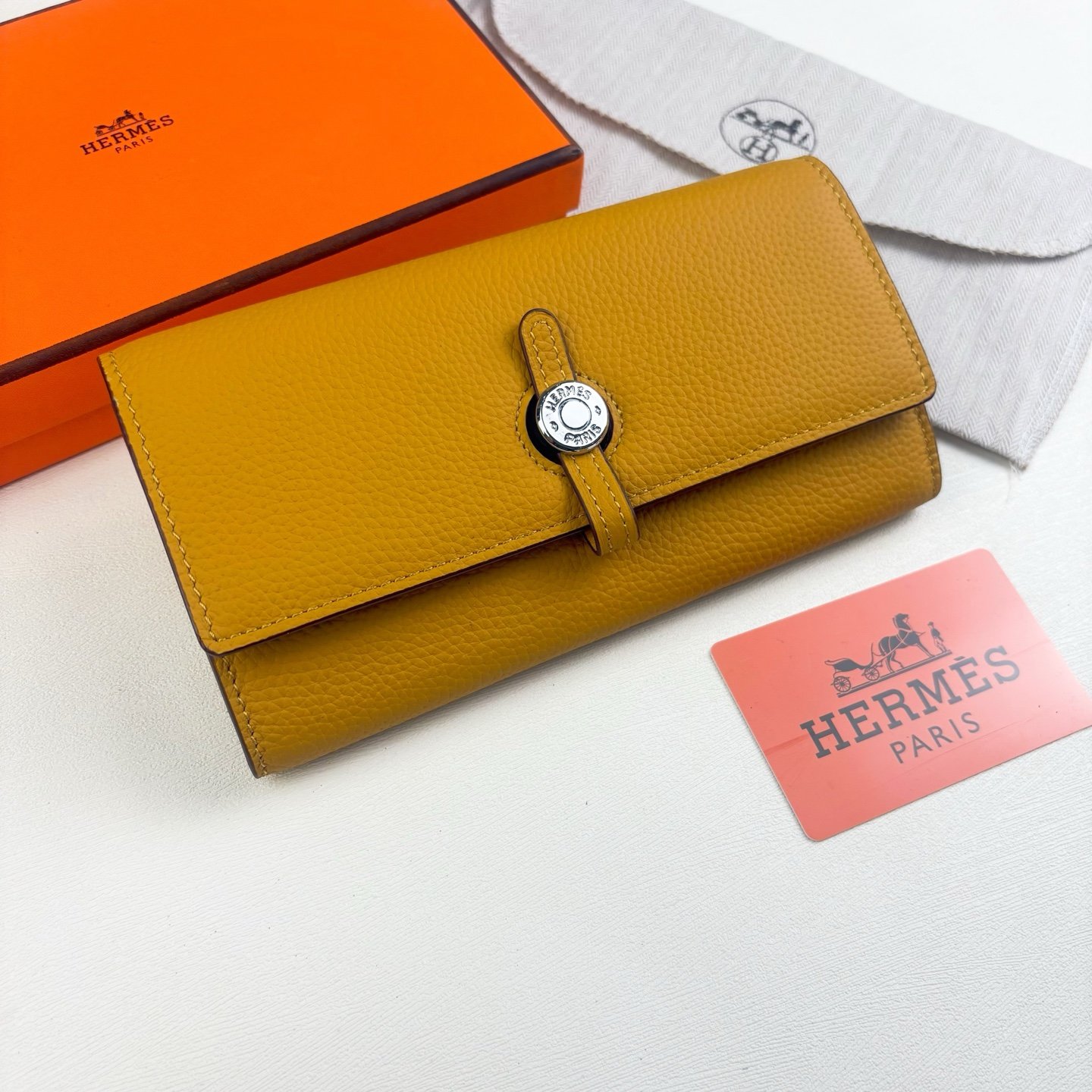 Porte-feuille Hermès en cuir luxe, compact et sécurisé multicolore – Image 9