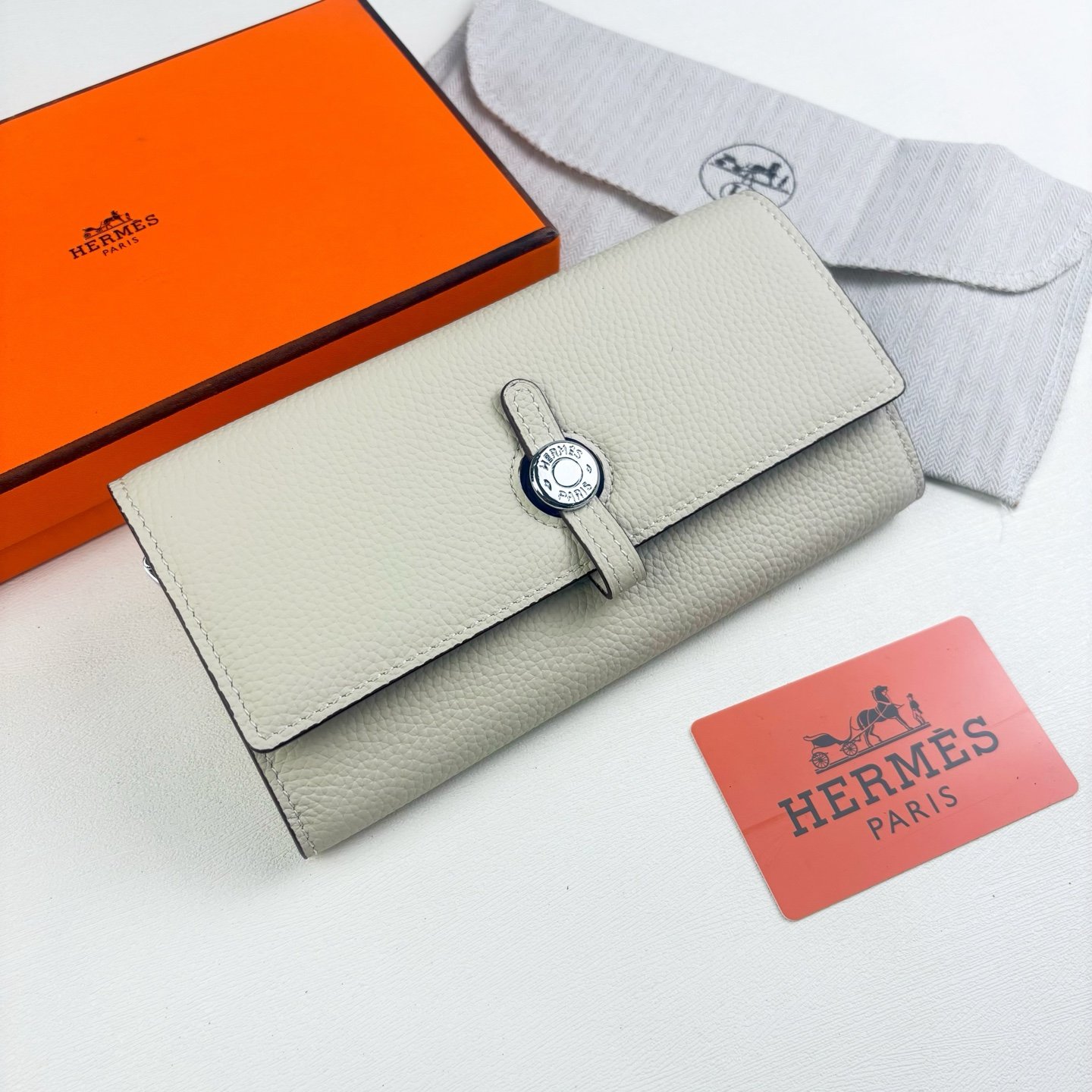 Porte-feuille Hermès en cuir luxe, compact et sécurisé multicolore – Image 10