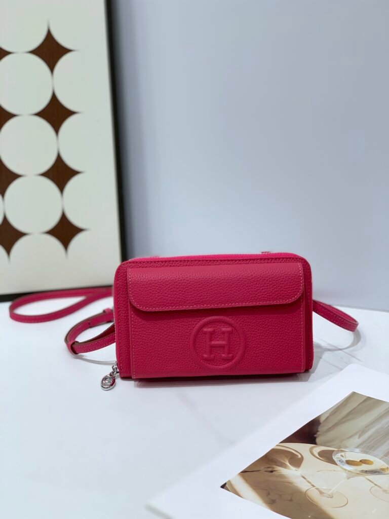 Portefeuille à bandoulière Hermès en cuir luxe – Élégance pratique et raffinée