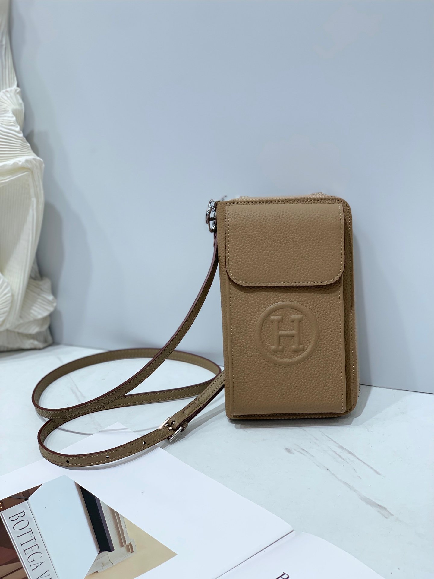Sac portefeuille Hermes compact avec porte-téléphone en cuir élégant – Image 10