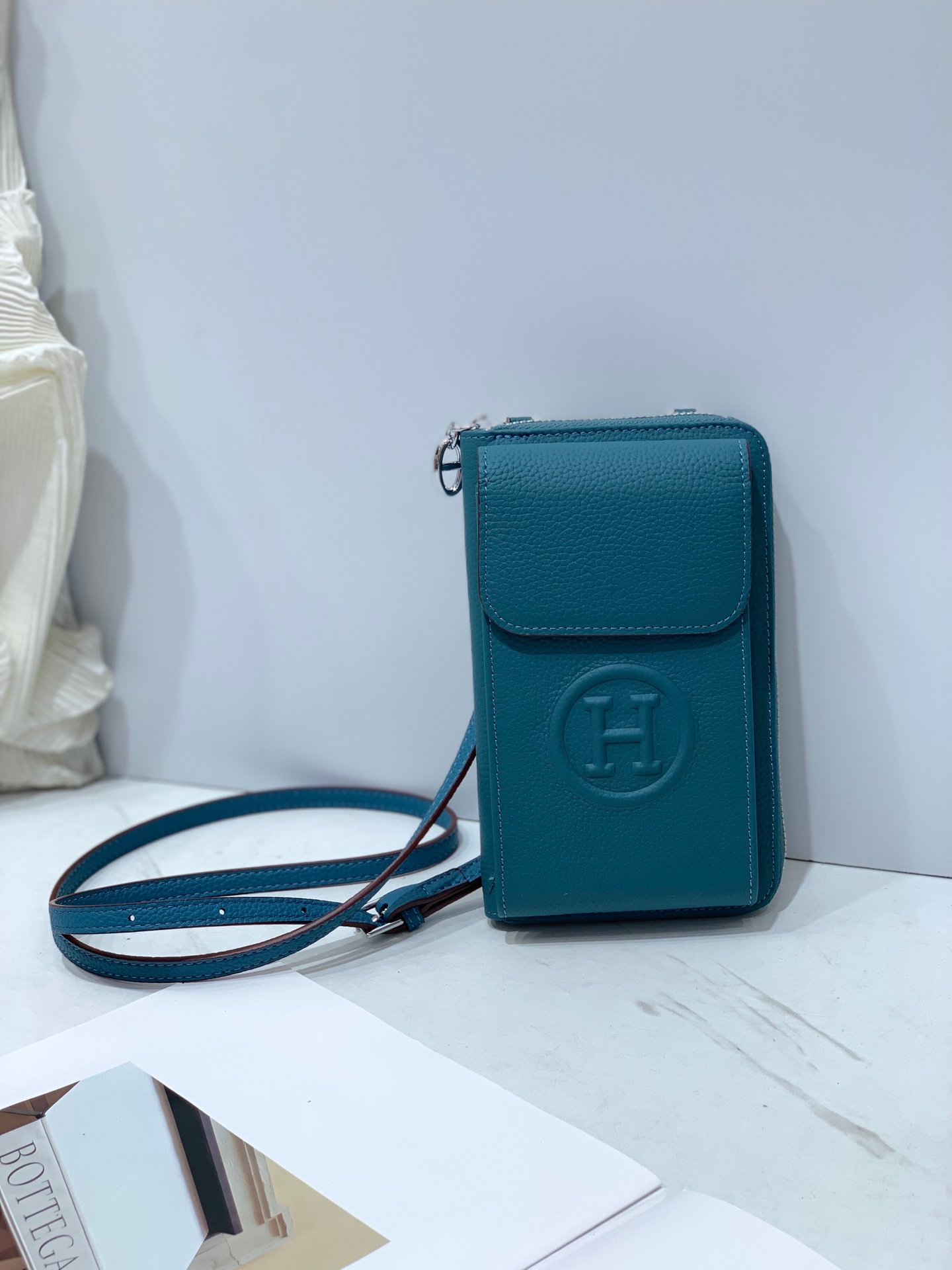 Sac portefeuille Hermes compact avec porte-téléphone en cuir élégant – Image 8
