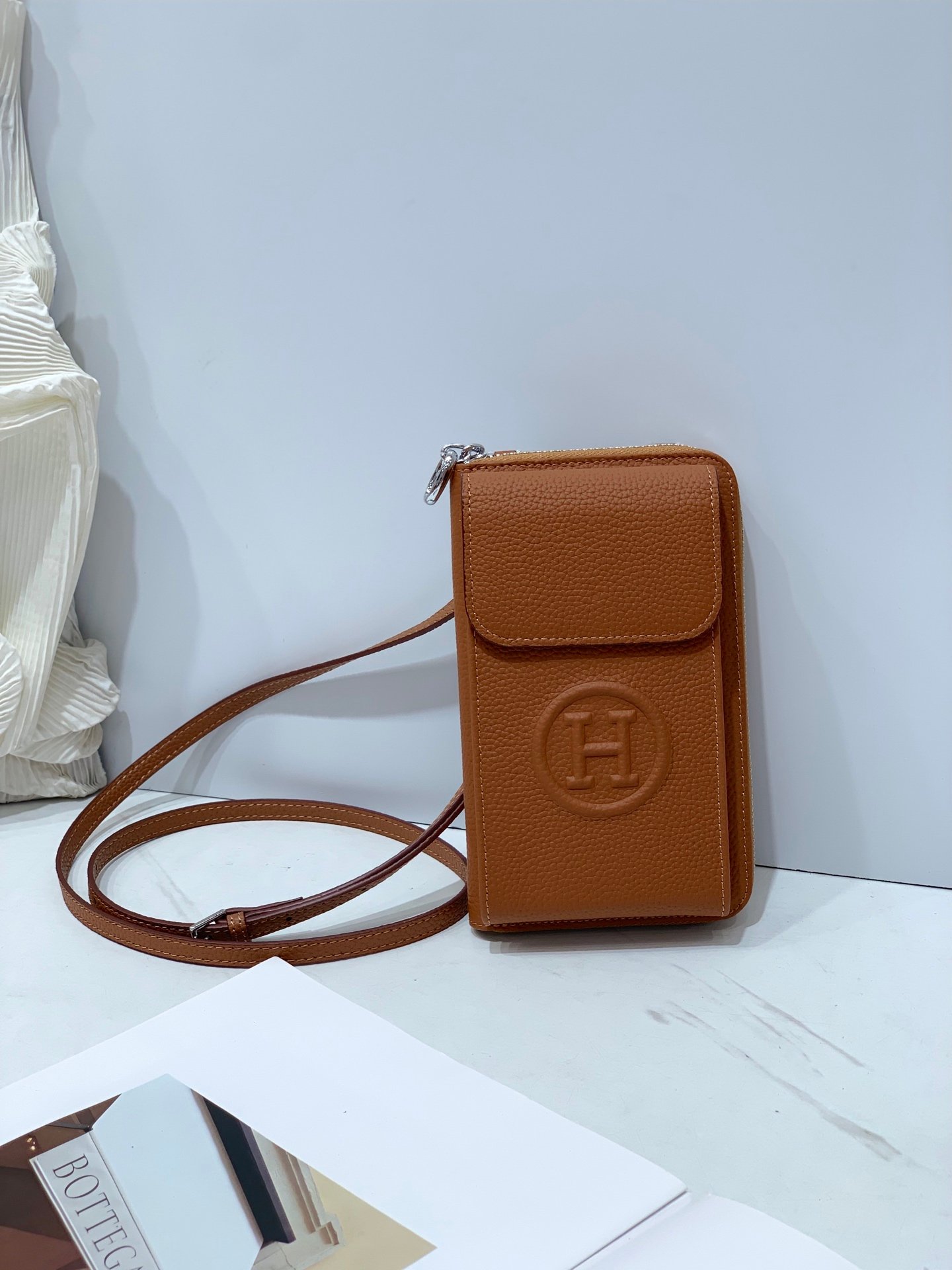 Sac portefeuille Hermes compact avec porte-téléphone en cuir élégant – Image 9