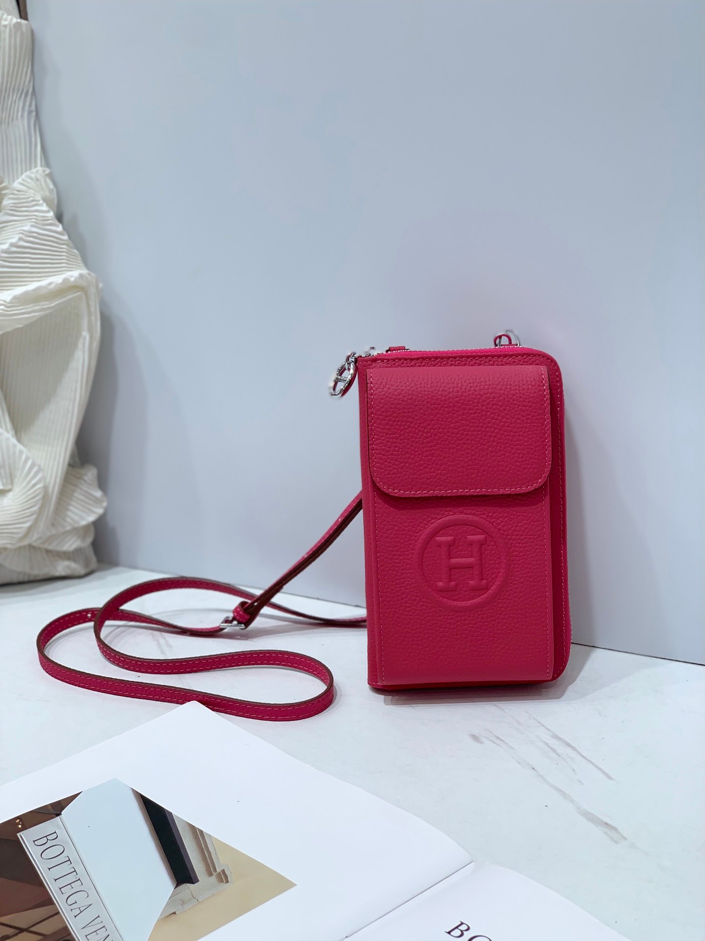 Sac portefeuille Hermes compact avec porte-téléphone en cuir élégant
