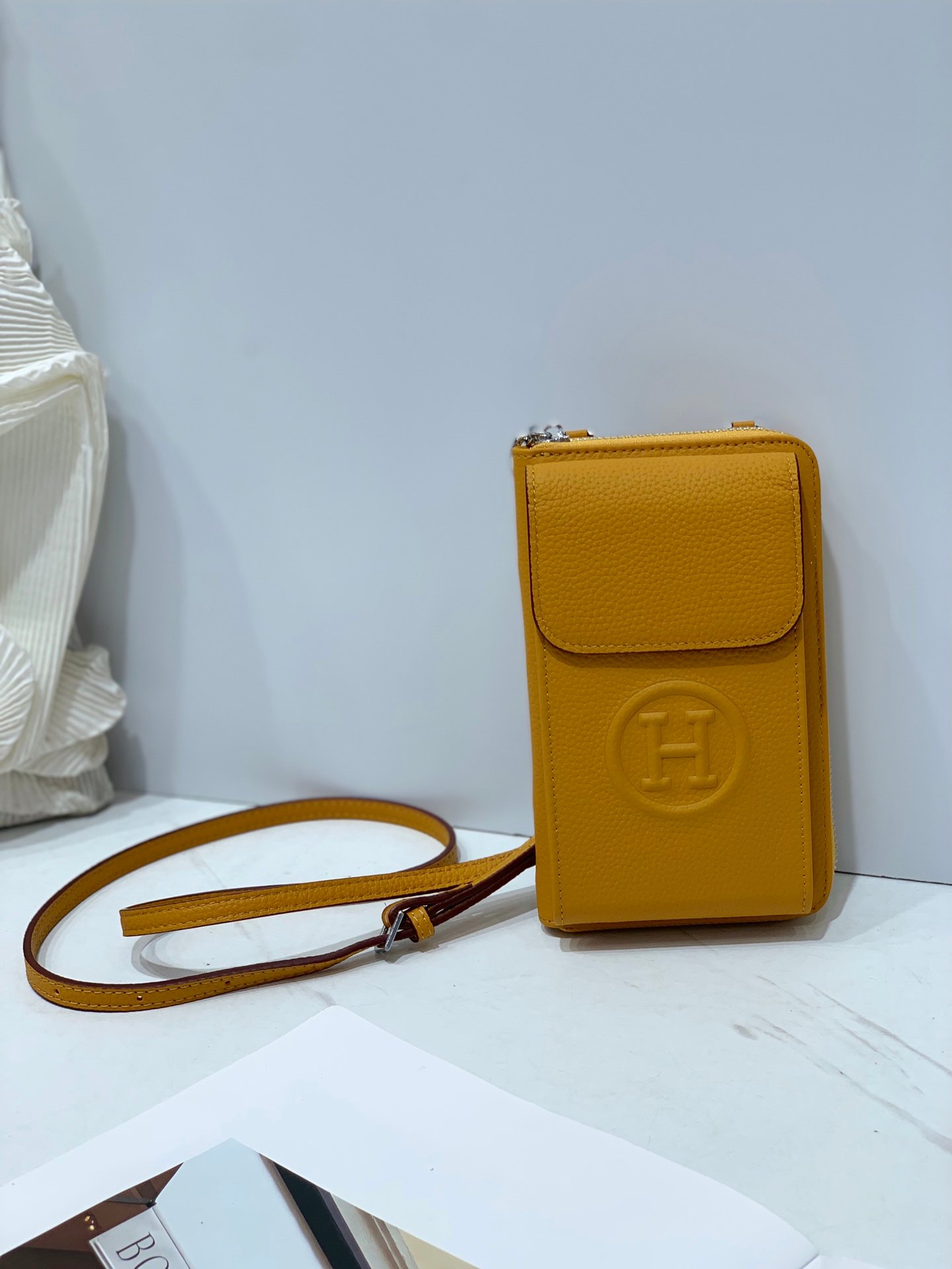 Sac portefeuille Hermes compact avec porte-téléphone en cuir élégant – Image 12