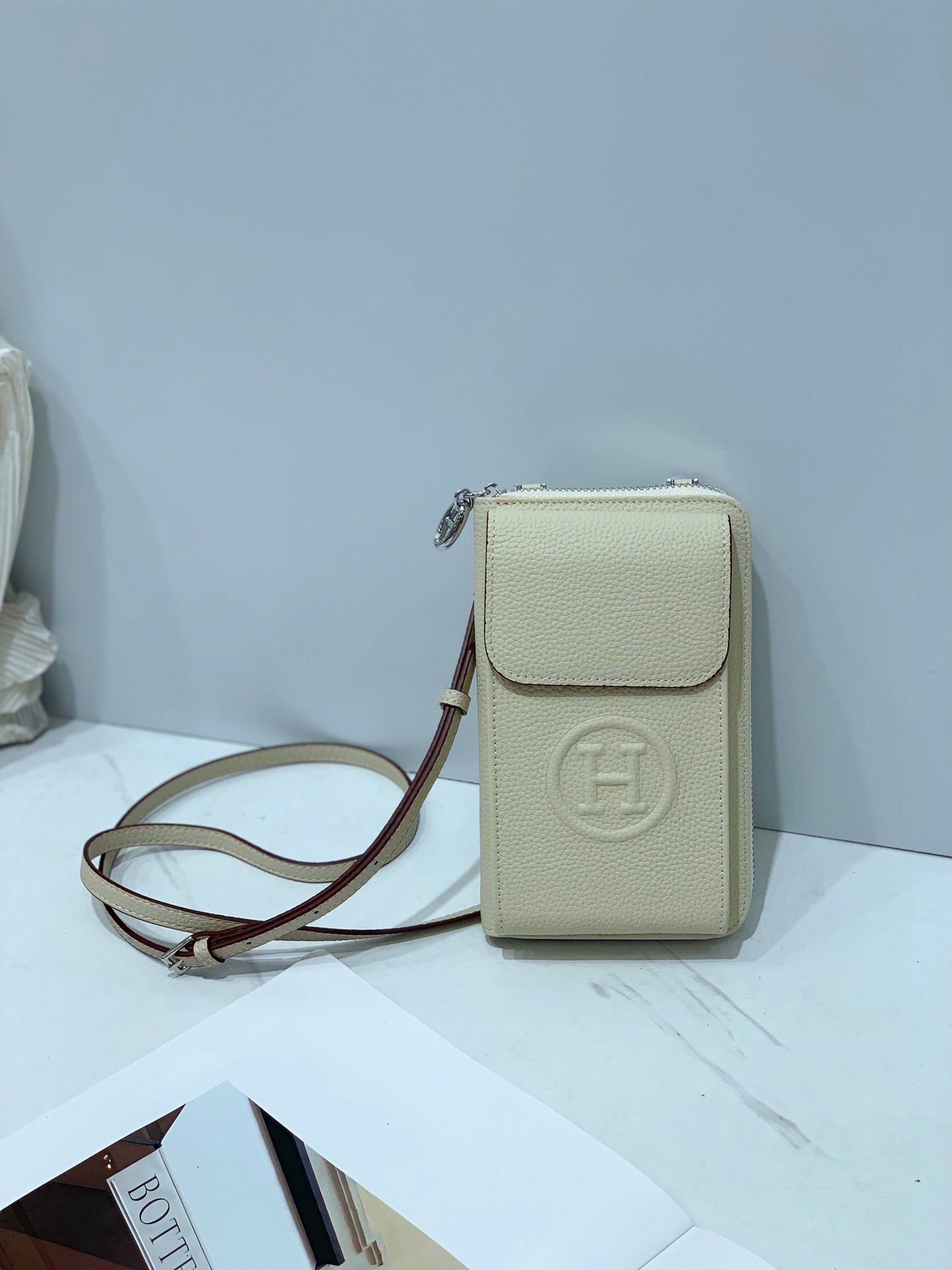 Sac portefeuille Hermes compact avec porte-téléphone en cuir élégant – Image 13