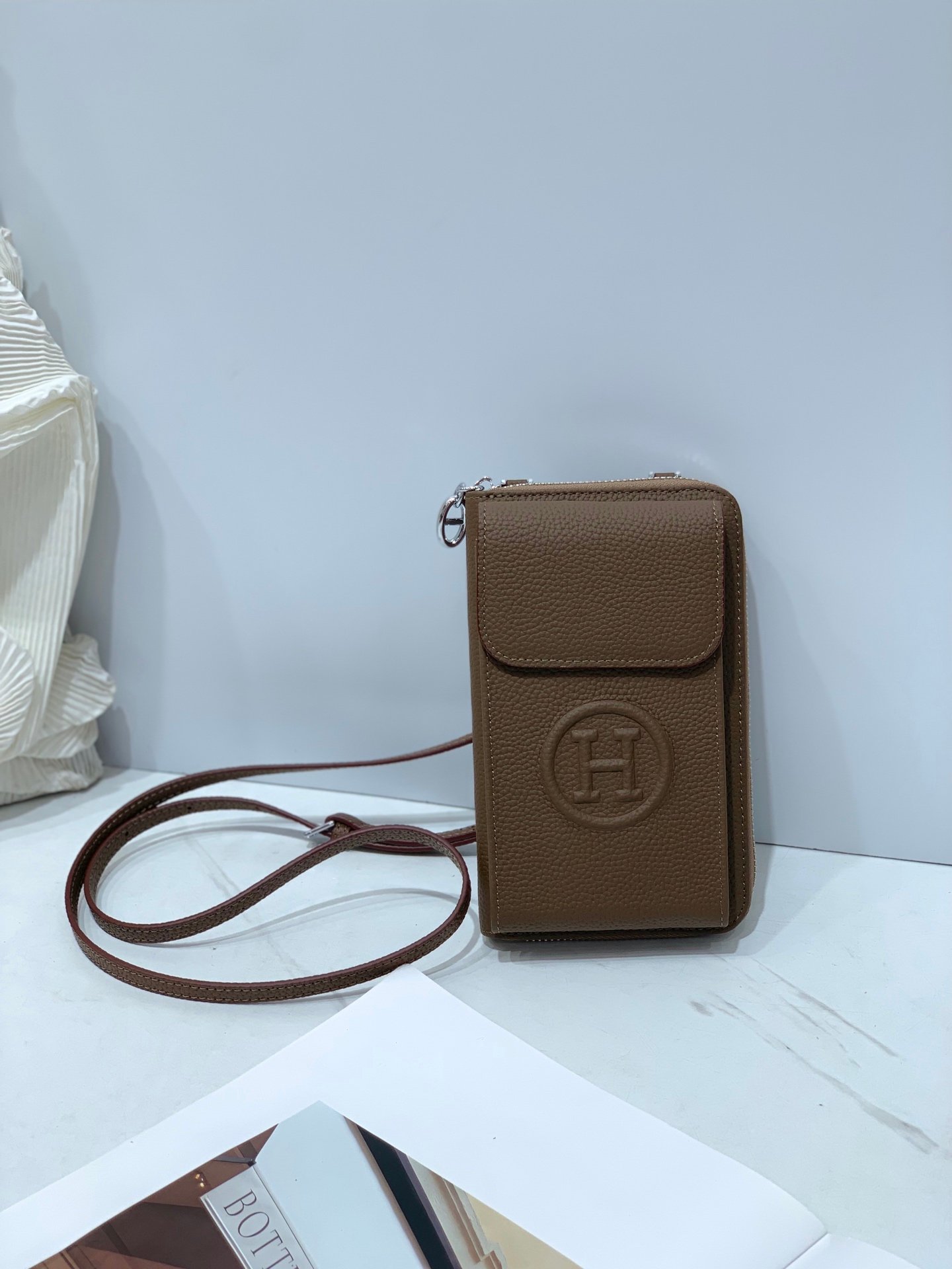 Sac portefeuille Hermes compact avec porte-téléphone en cuir élégant – Image 14