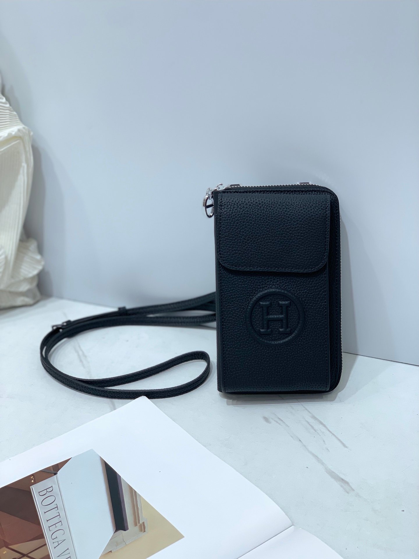 Sac portefeuille Hermes compact avec porte-téléphone en cuir élégant – Image 15
