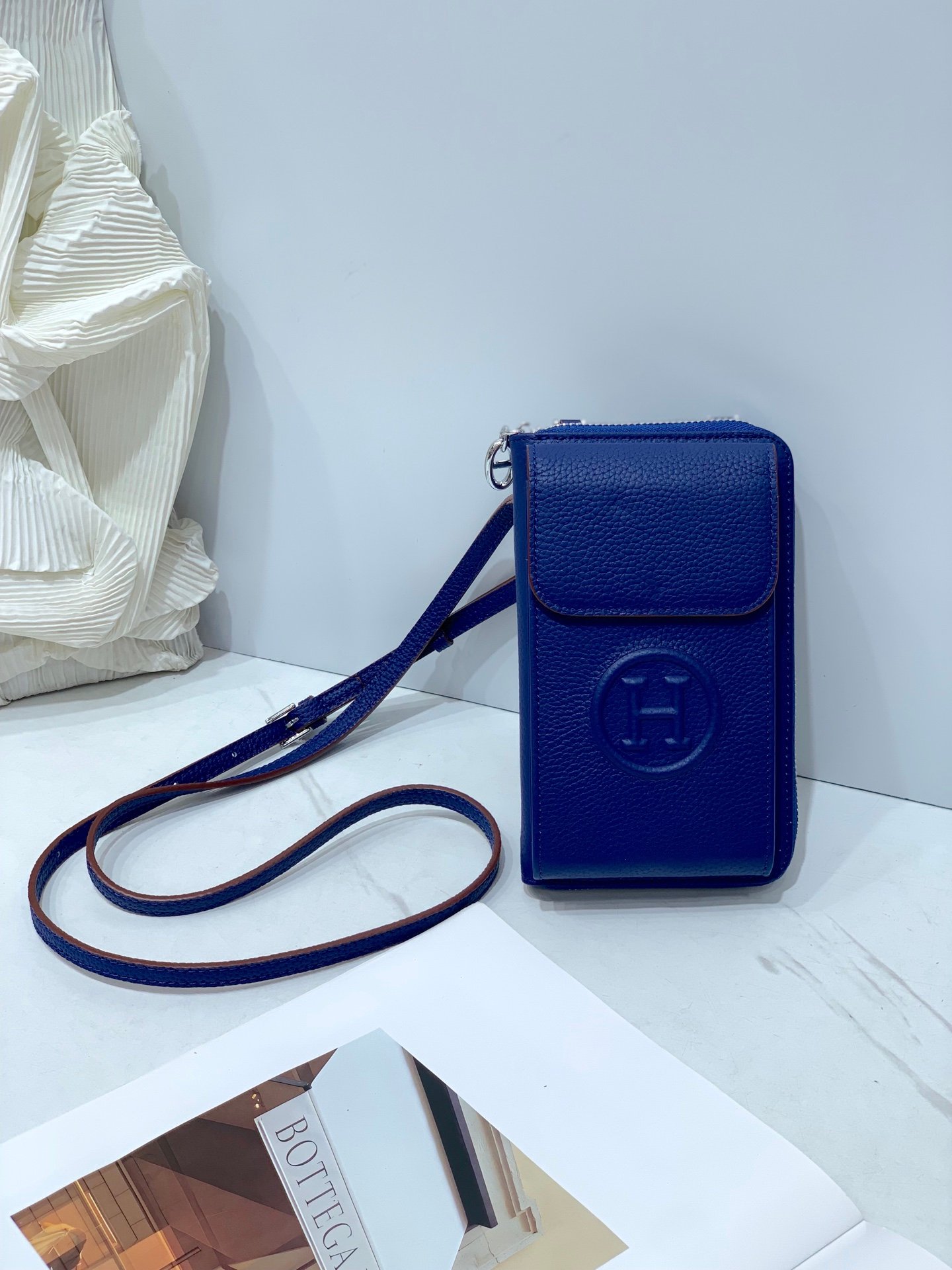 Sac portefeuille Hermes compact avec porte-téléphone en cuir élégant – Image 16