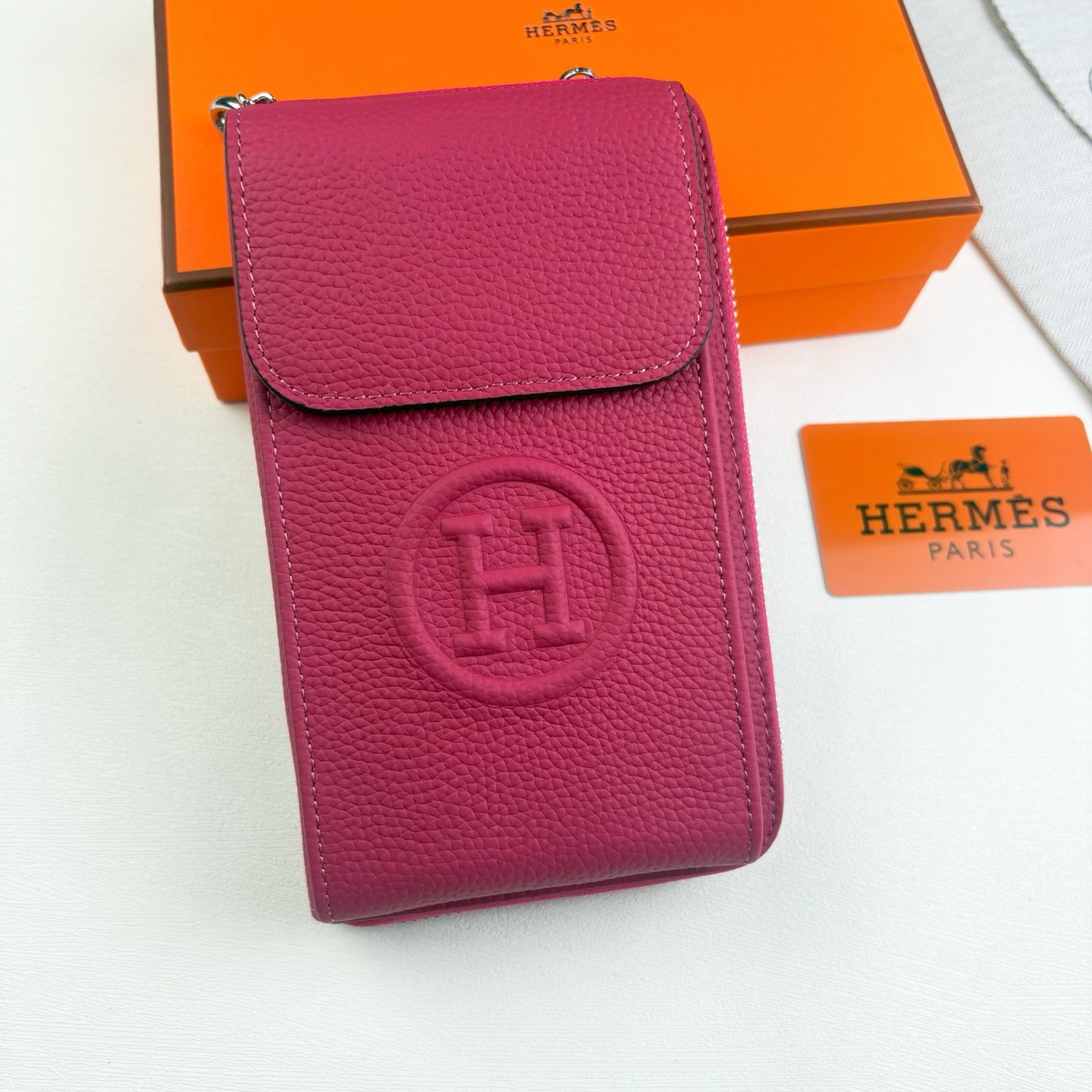 Sac portefeuille Hermes compact avec porte-téléphone en cuir élégant – Image 4