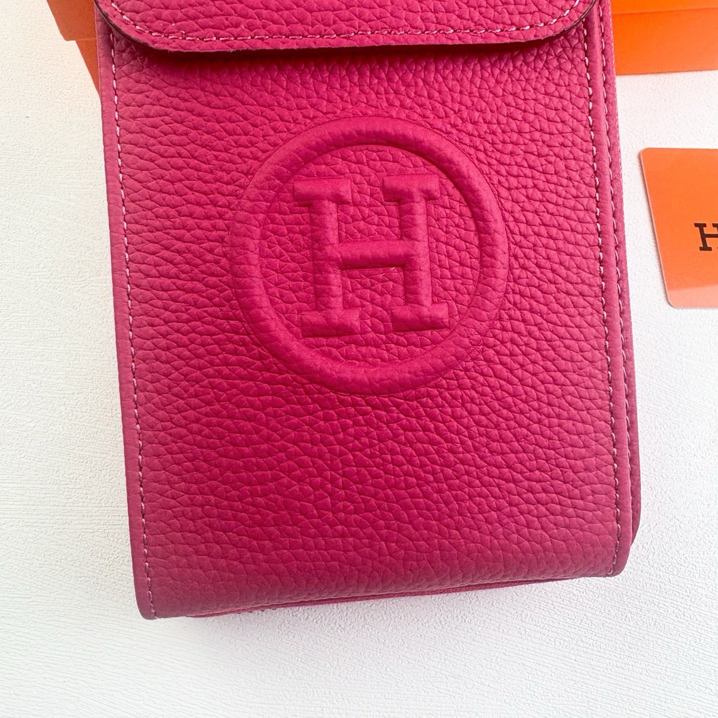 Sac portefeuille Hermes compact avec porte-téléphone en cuir élégant – Image 3