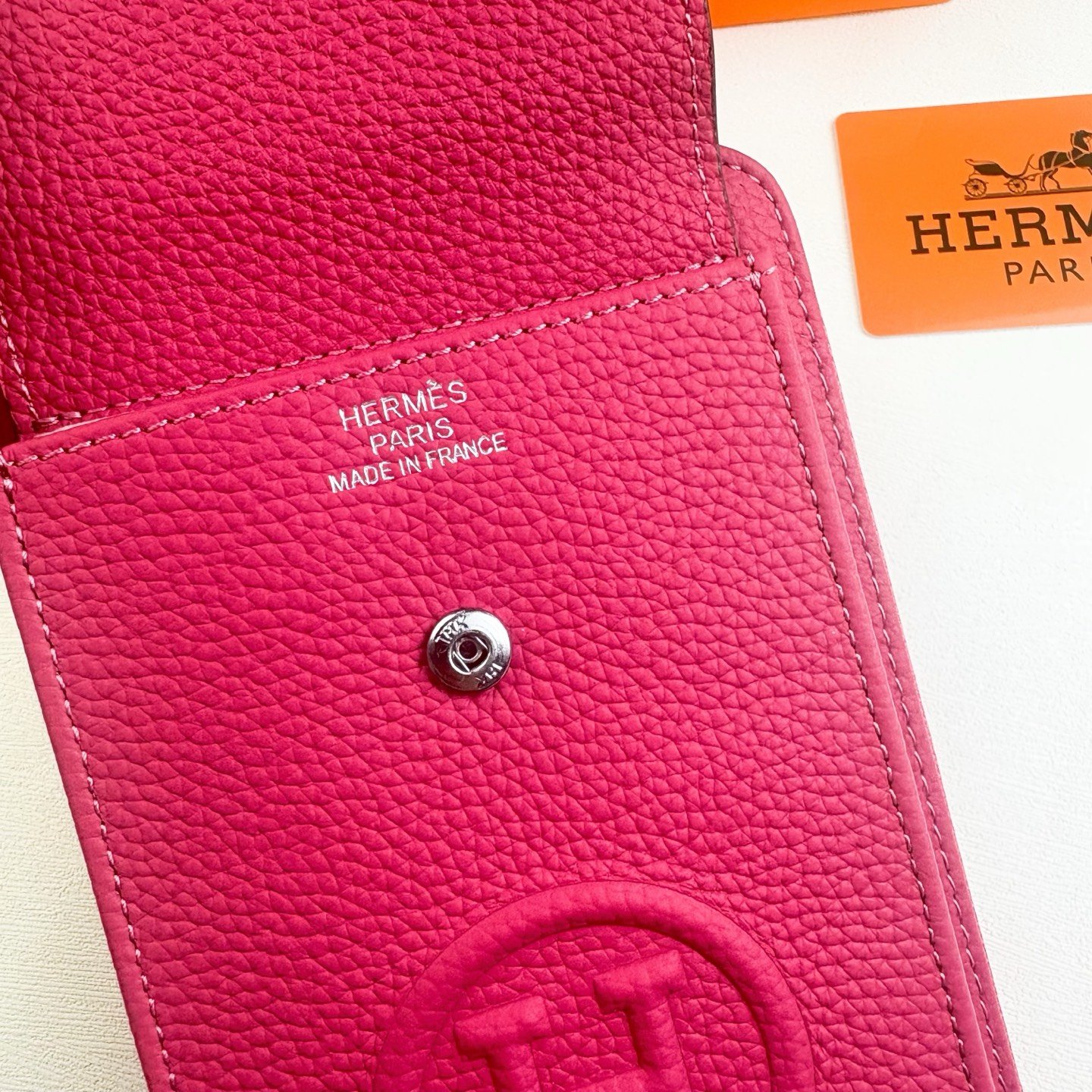 Sac portefeuille Hermes compact avec porte-téléphone en cuir élégant – Image 7