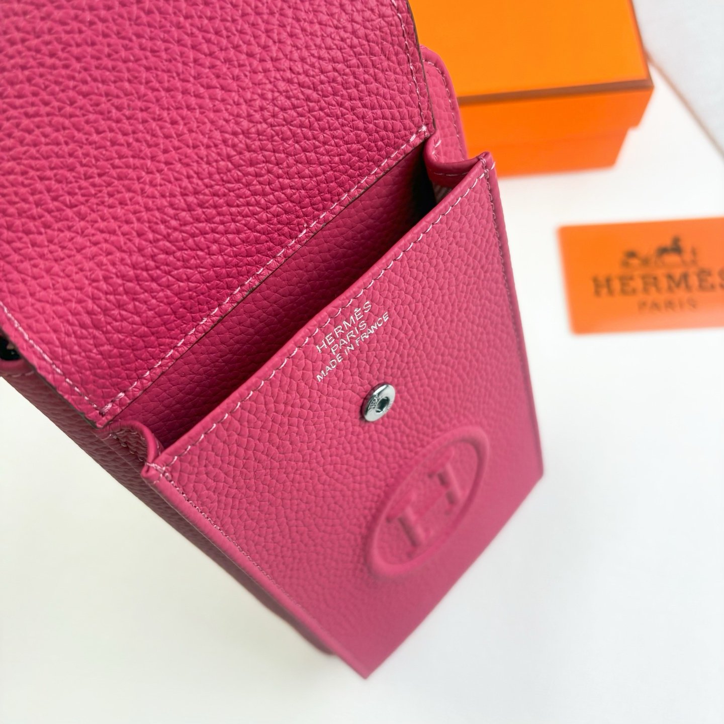 Sac portefeuille Hermes compact avec porte-téléphone en cuir élégant – Image 5