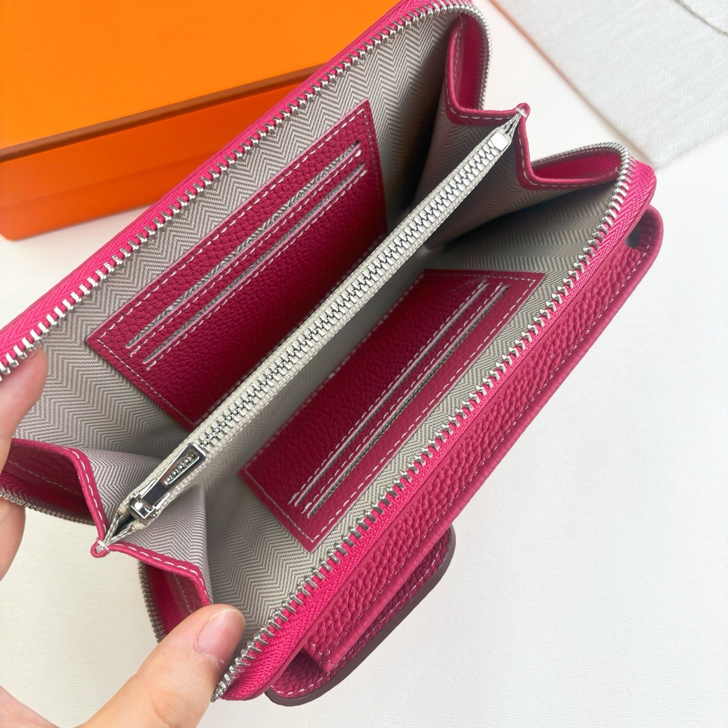 Sac portefeuille Hermes compact avec porte-téléphone en cuir élégant – Image 2