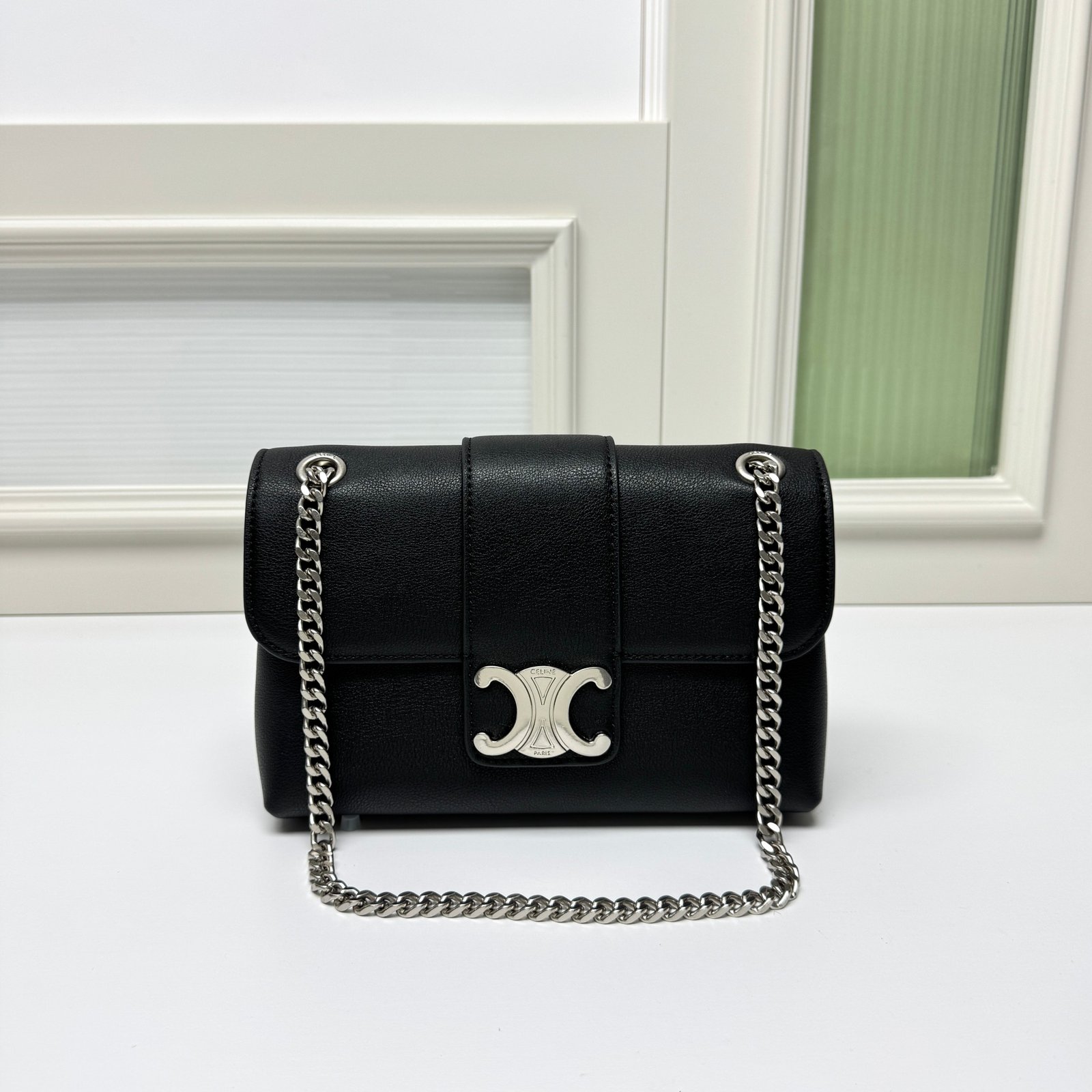 Sac à Main Céline Noir Élégant avec Chaîne Argentée – Style et Praticité