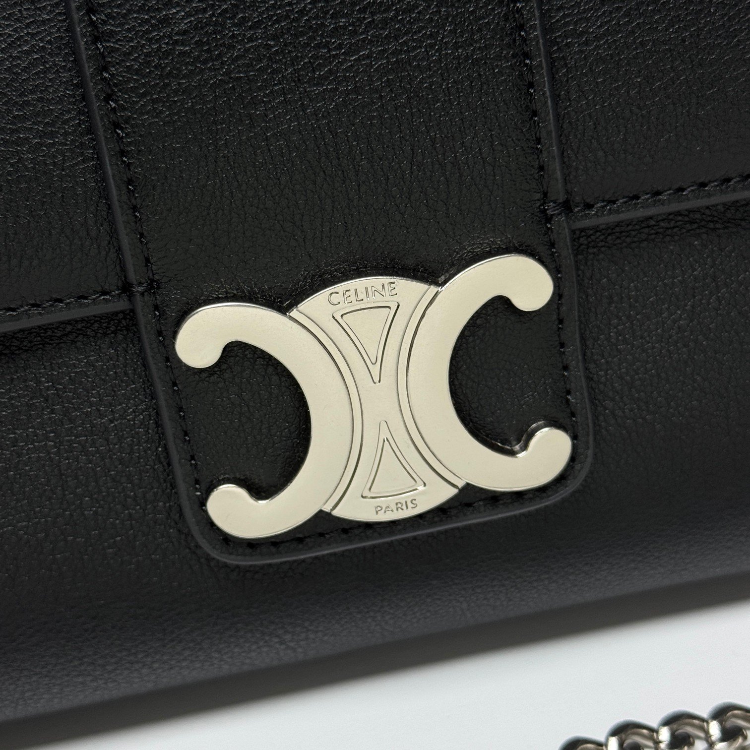 Sac à Main Céline Noir Élégant avec Chaîne Argentée – Style et Praticité – Image 2