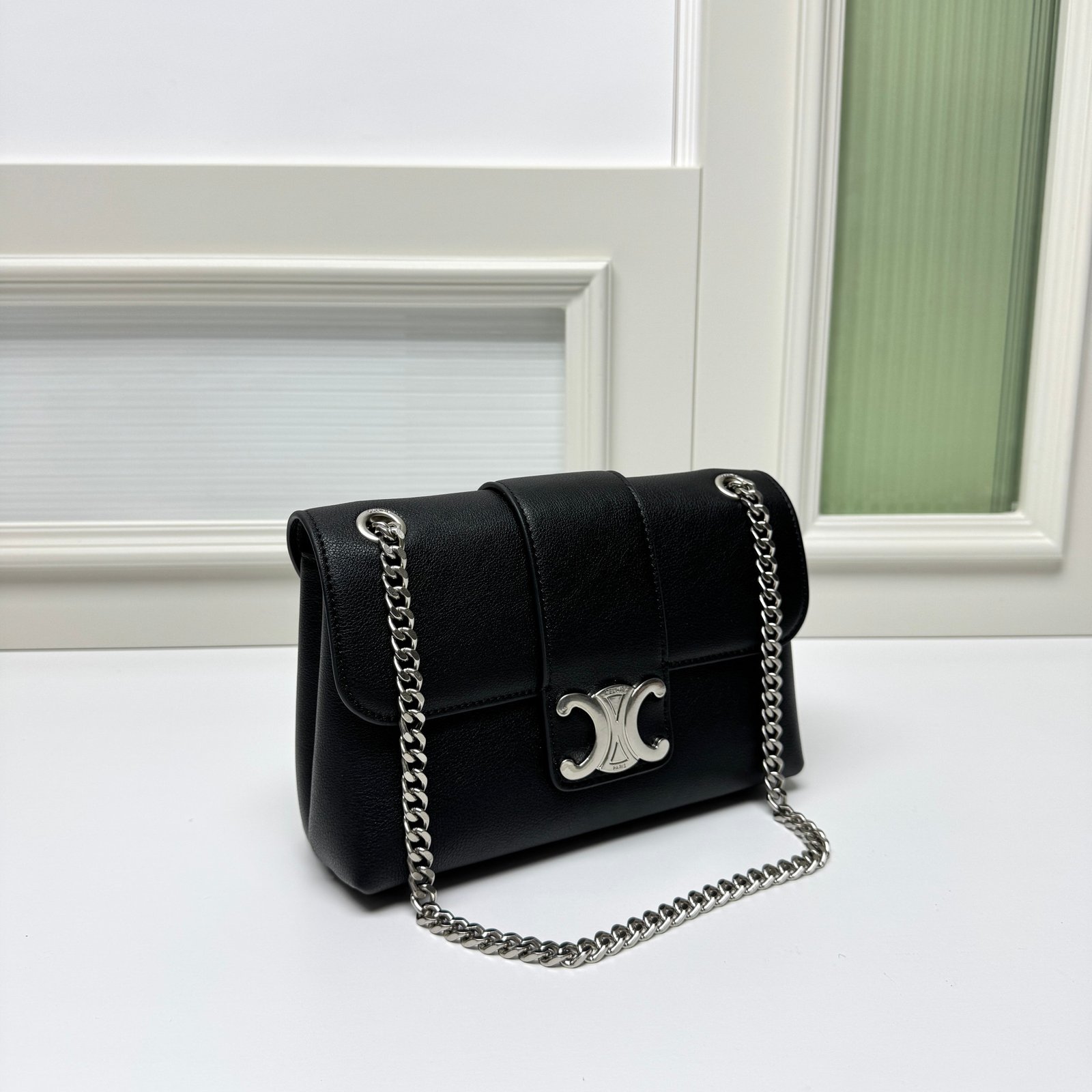 Sac à Main Céline Noir Élégant avec Chaîne Argentée – Style et Praticité – Image 3