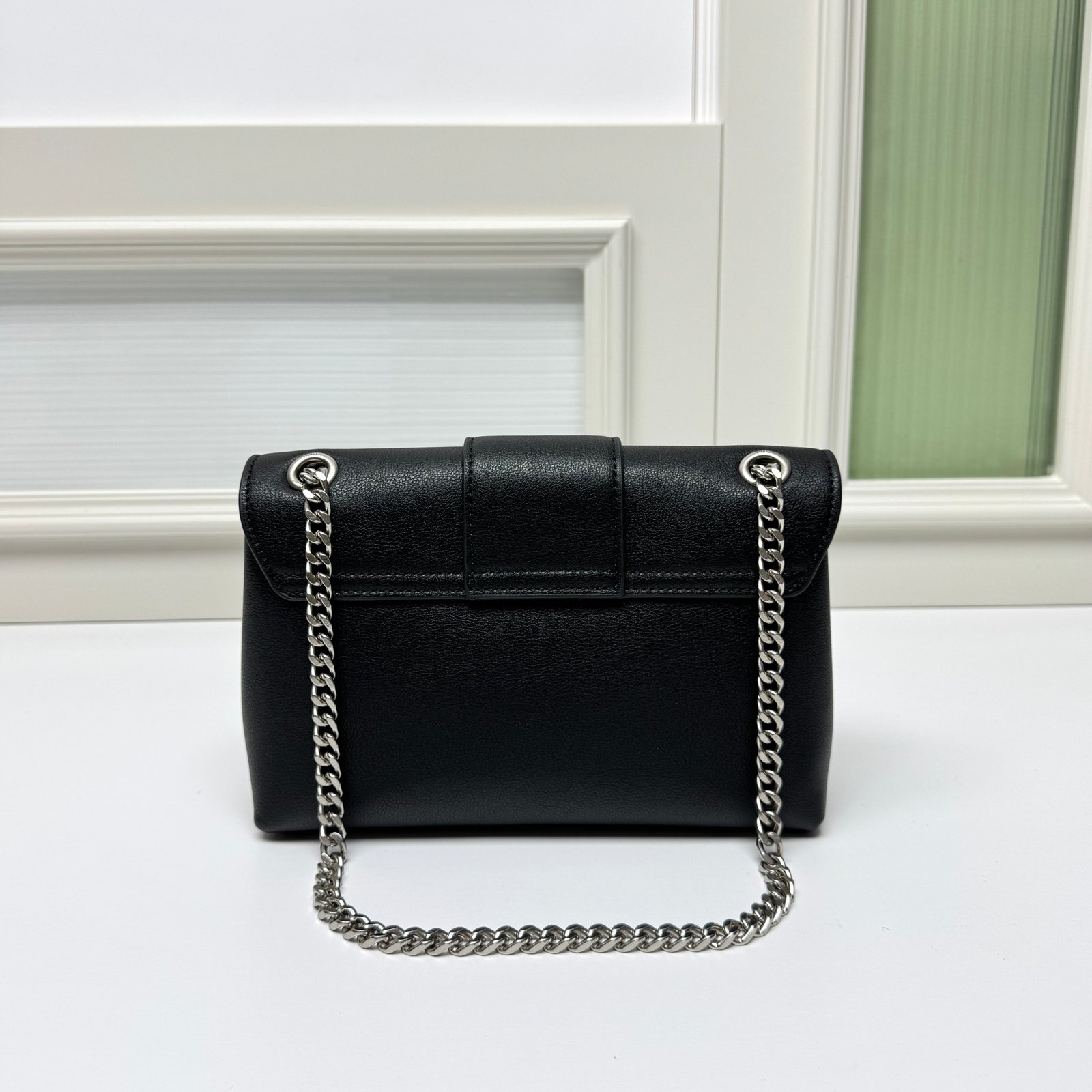 Sac à Main Céline Noir Élégant avec Chaîne Argentée – Style et Praticité – Image 4