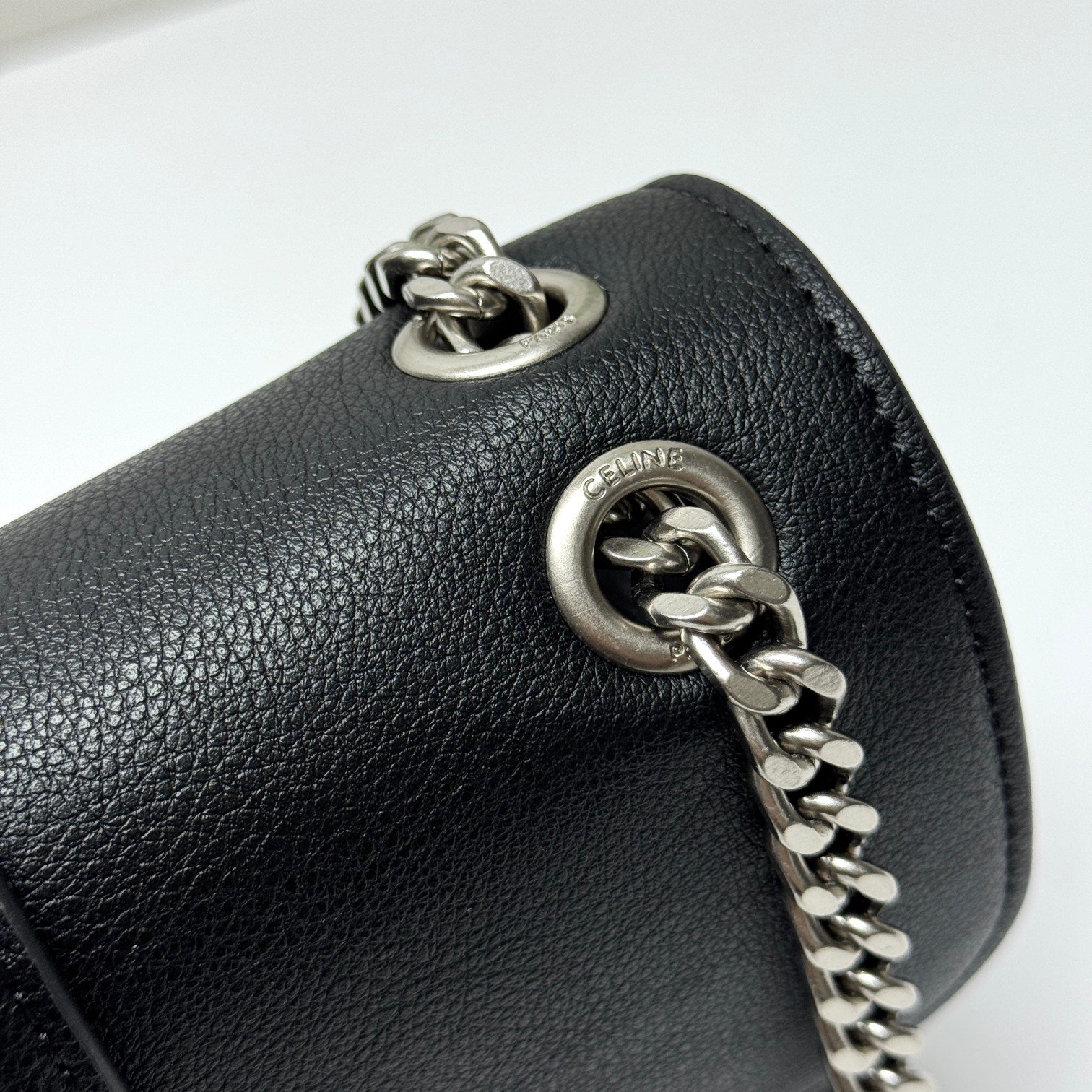Sac à Main Céline Noir Élégant avec Chaîne Argentée – Style et Praticité – Image 5