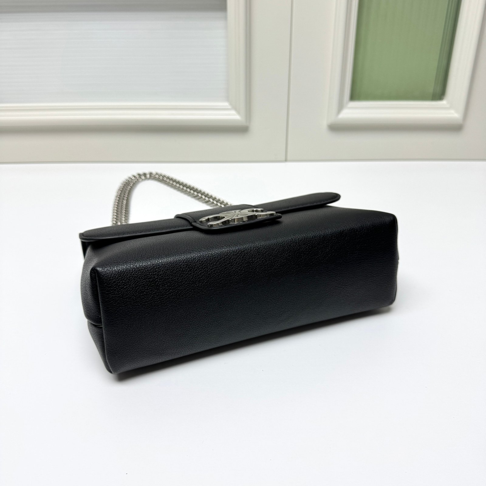 Sac à Main Céline Noir Élégant avec Chaîne Argentée – Style et Praticité – Image 6