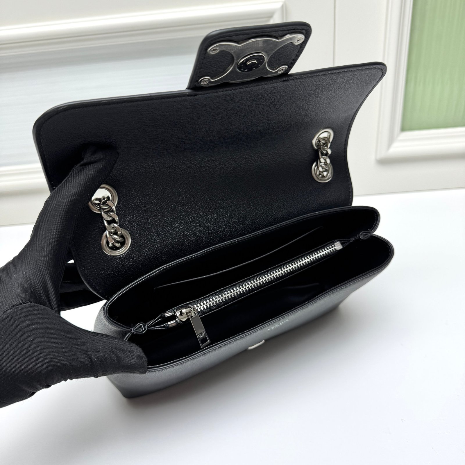 Sac à Main Céline Noir Élégant avec Chaîne Argentée – Style et Praticité – Image 8