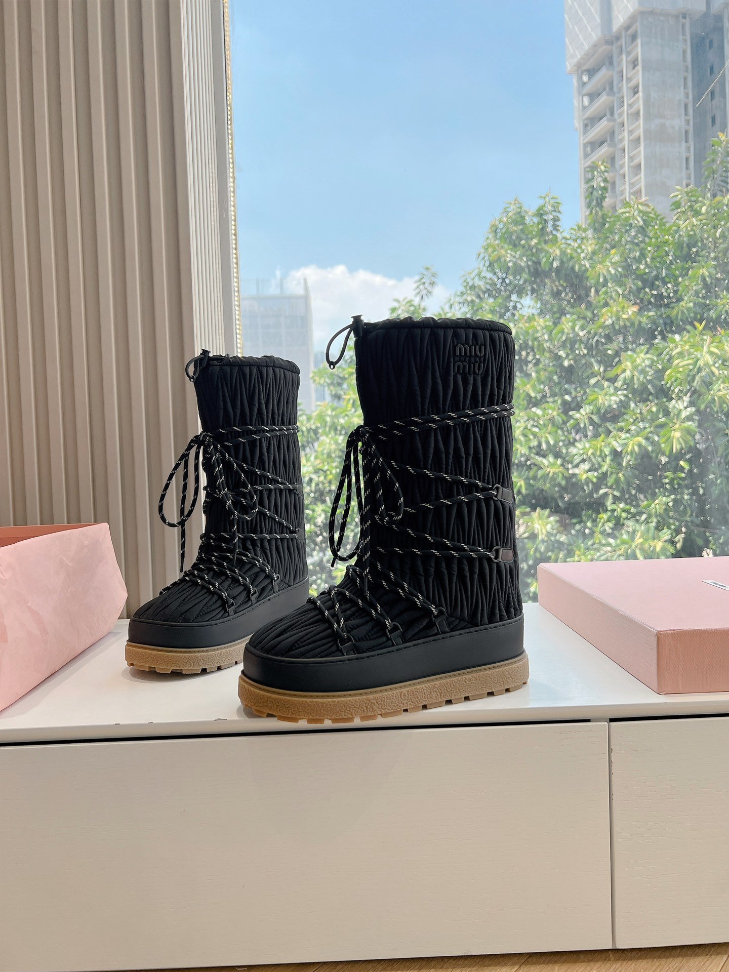 Bottes de neige Miu Miu élégantes et isolantes – Style chic hiver – Image 2