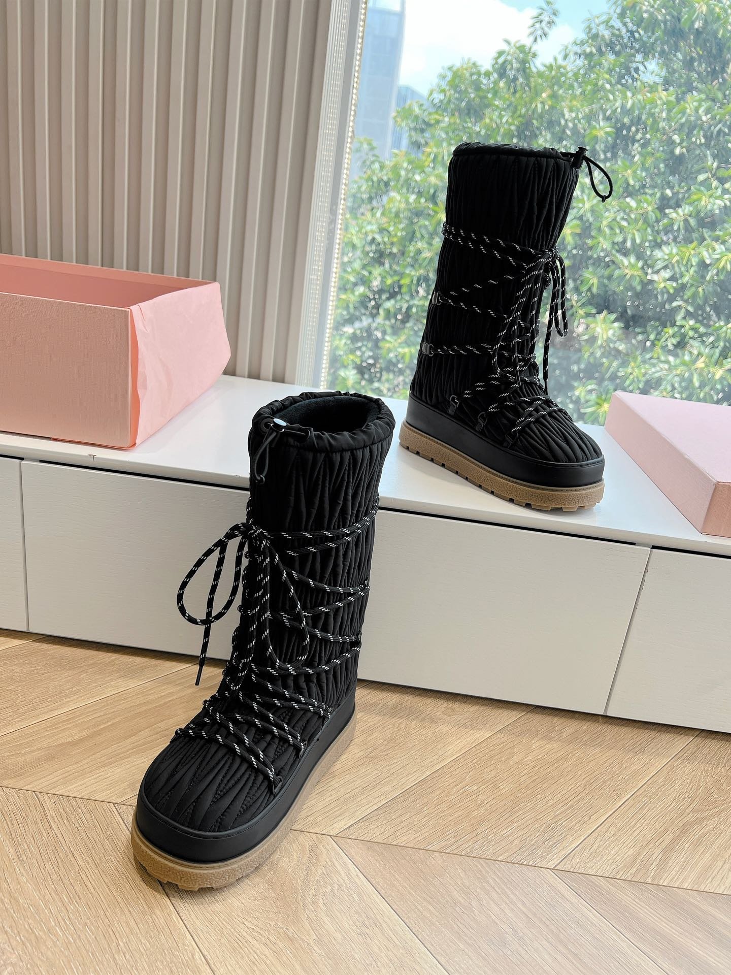 Bottes de neige Miu Miu élégantes et isolantes – Style chic hiver – Image 4